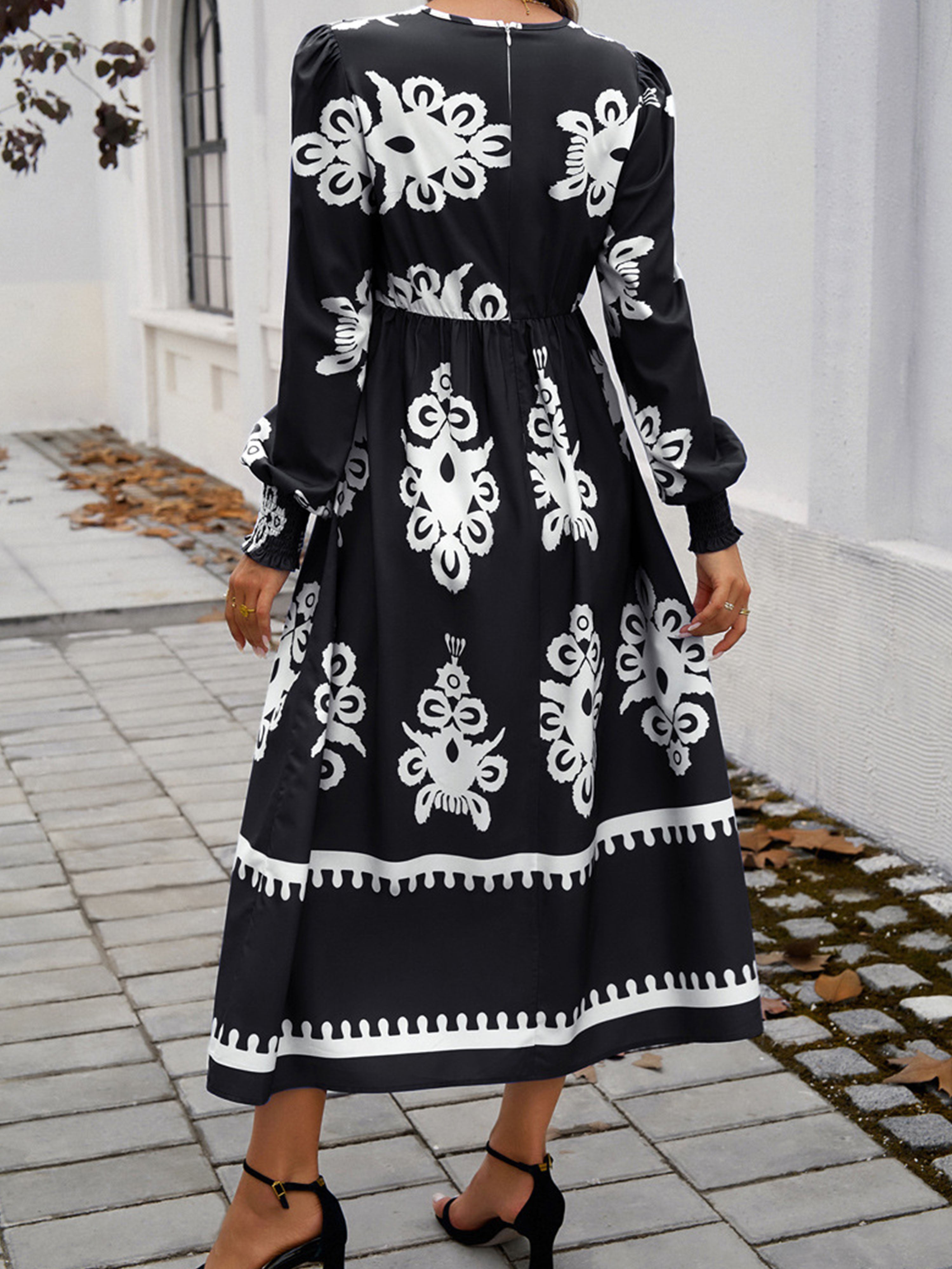 Robe Invitée Mariage à Contraste de Noir Encolure en V à Manches Longues et Taille Empire