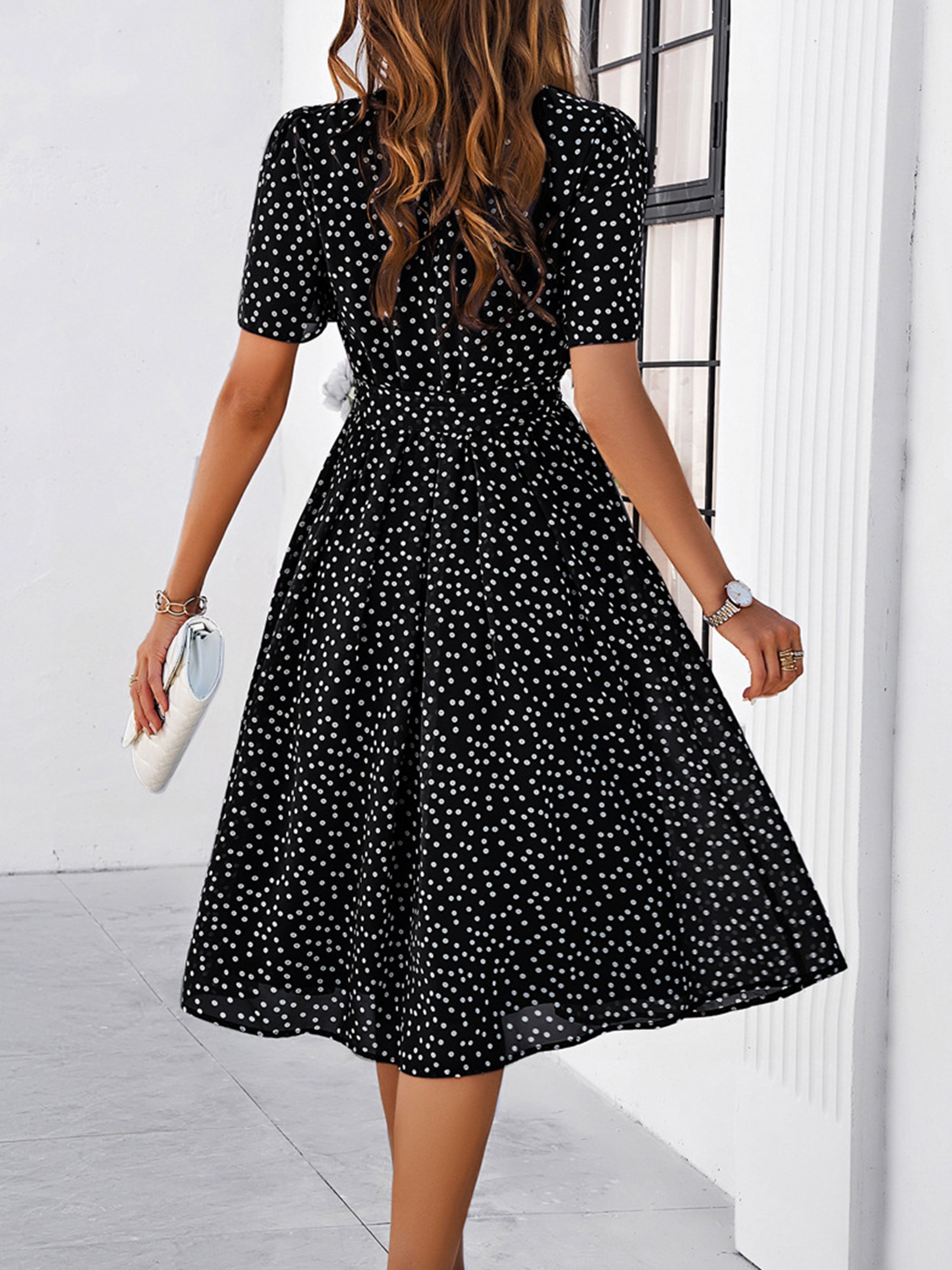 Robe Décontractée Invitée Mariage Noire à Pois Encolure Cowl et Manches Courtes avec Ceinture