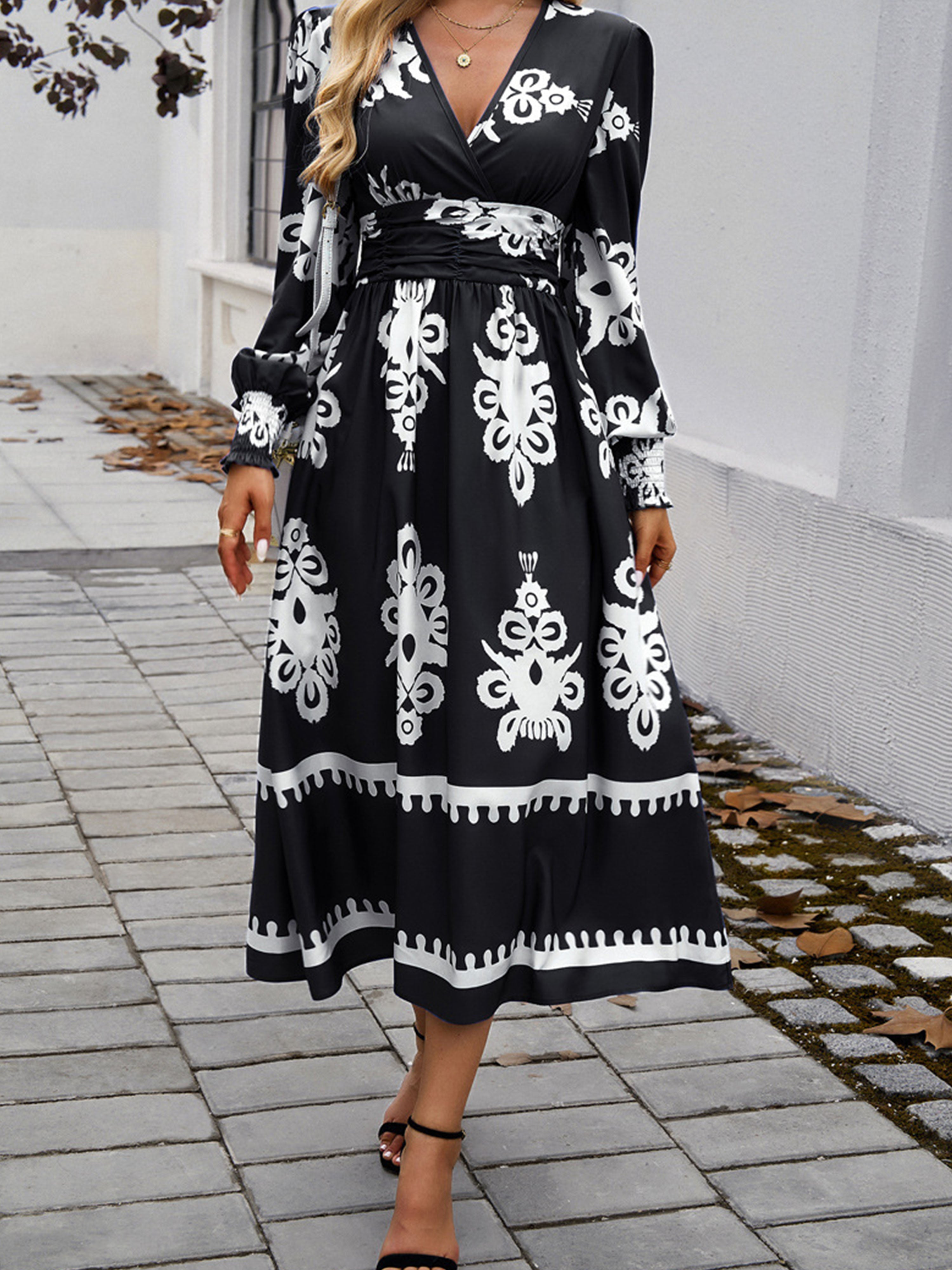 Robe Invitée Mariage à Contraste de Noir Encolure en V à Manches Longues et Taille Empire
