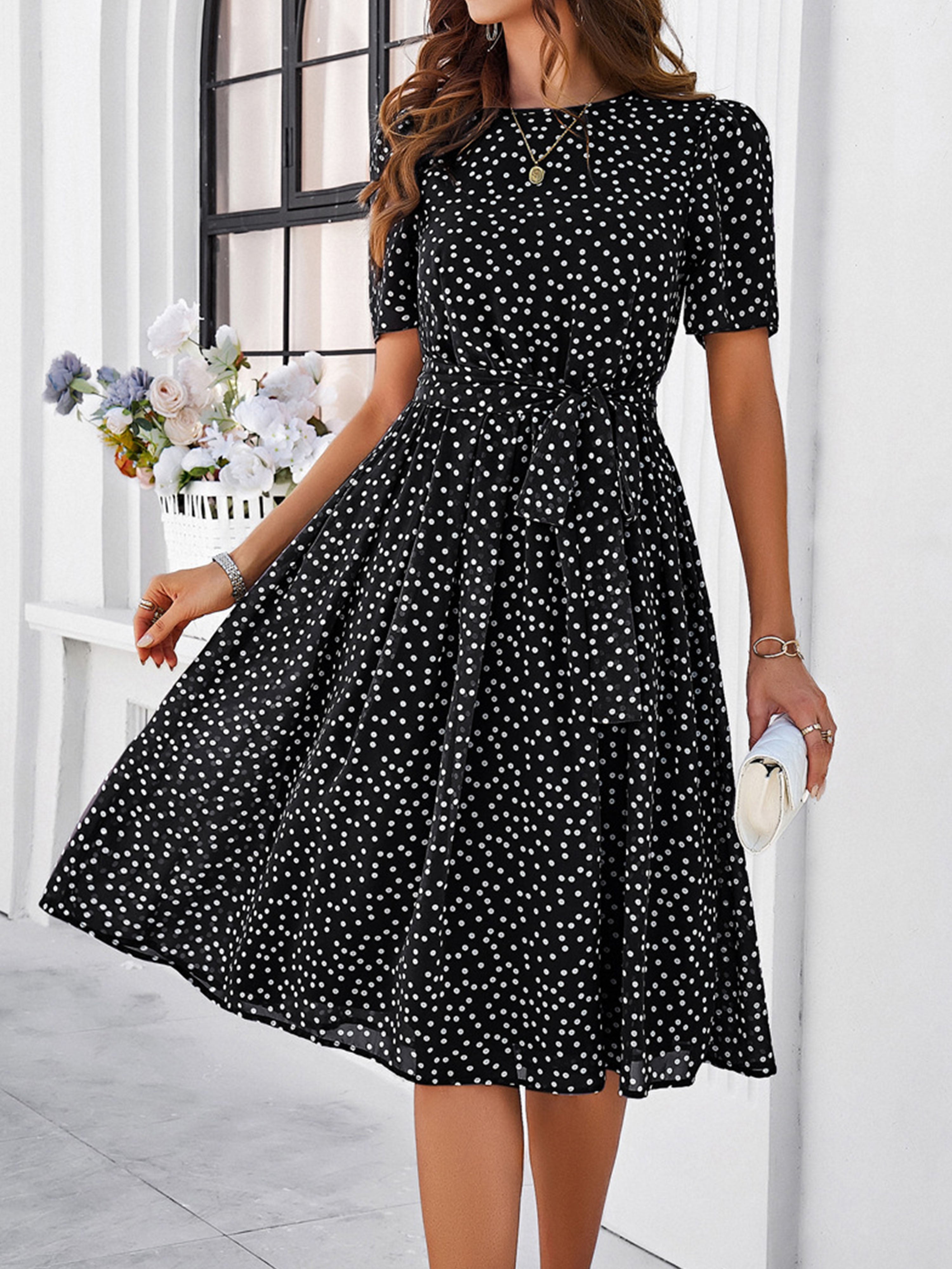 Robe Décontractée Invitée Mariage Noire à Pois Encolure Cowl et Manches Courtes avec Ceinture