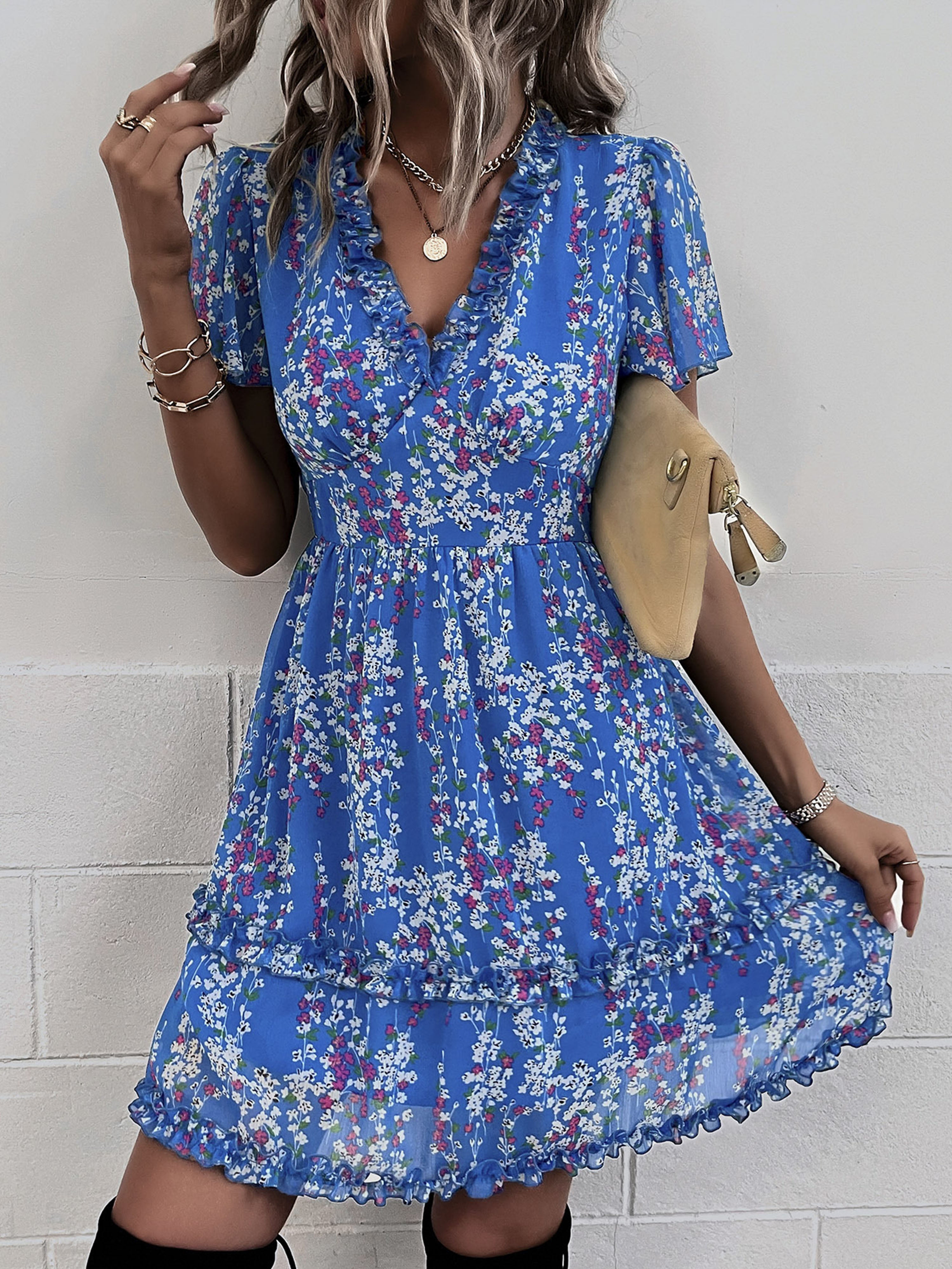 Robe Invitée Mariage Bleu Florale Coupe A à Encolure en V et Manches Courtes Volantées