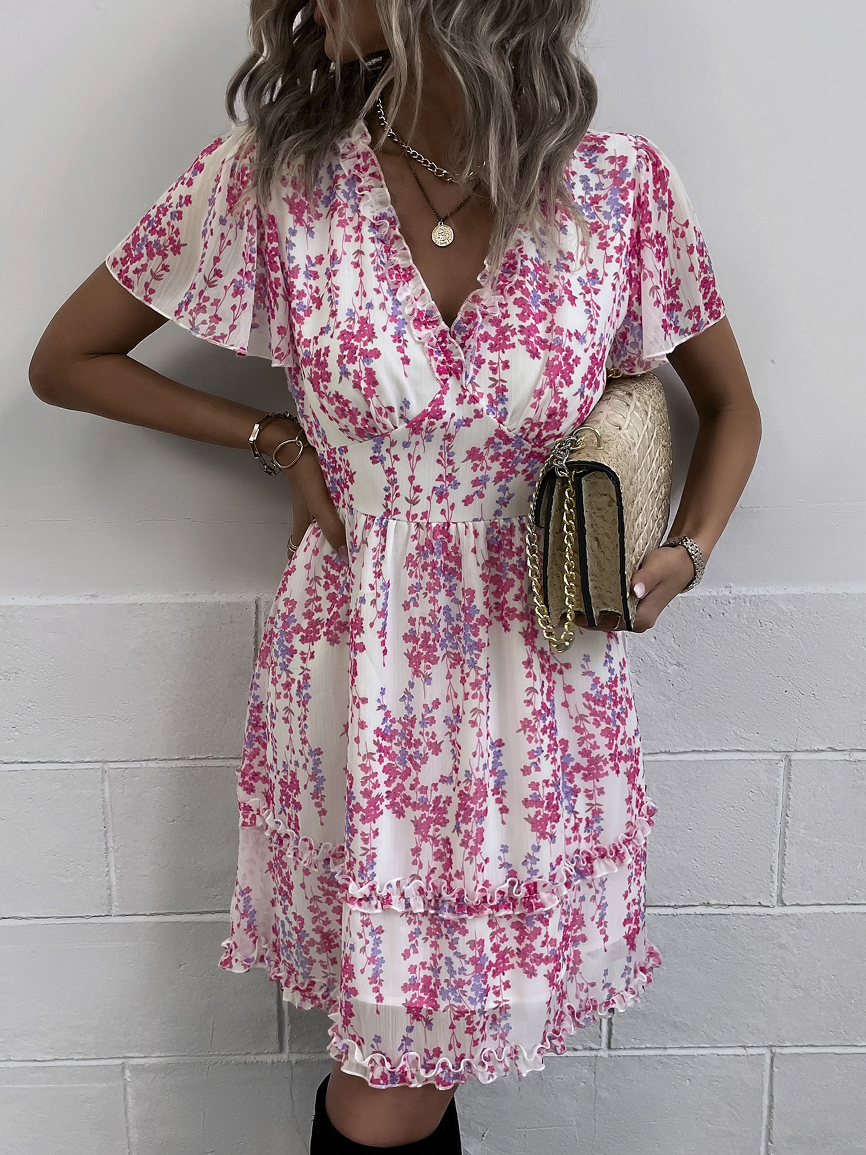 Robe Invitée Mariage FUCHSIA Florale Coupe A à Encolure en V et Manches Courtes Volantées