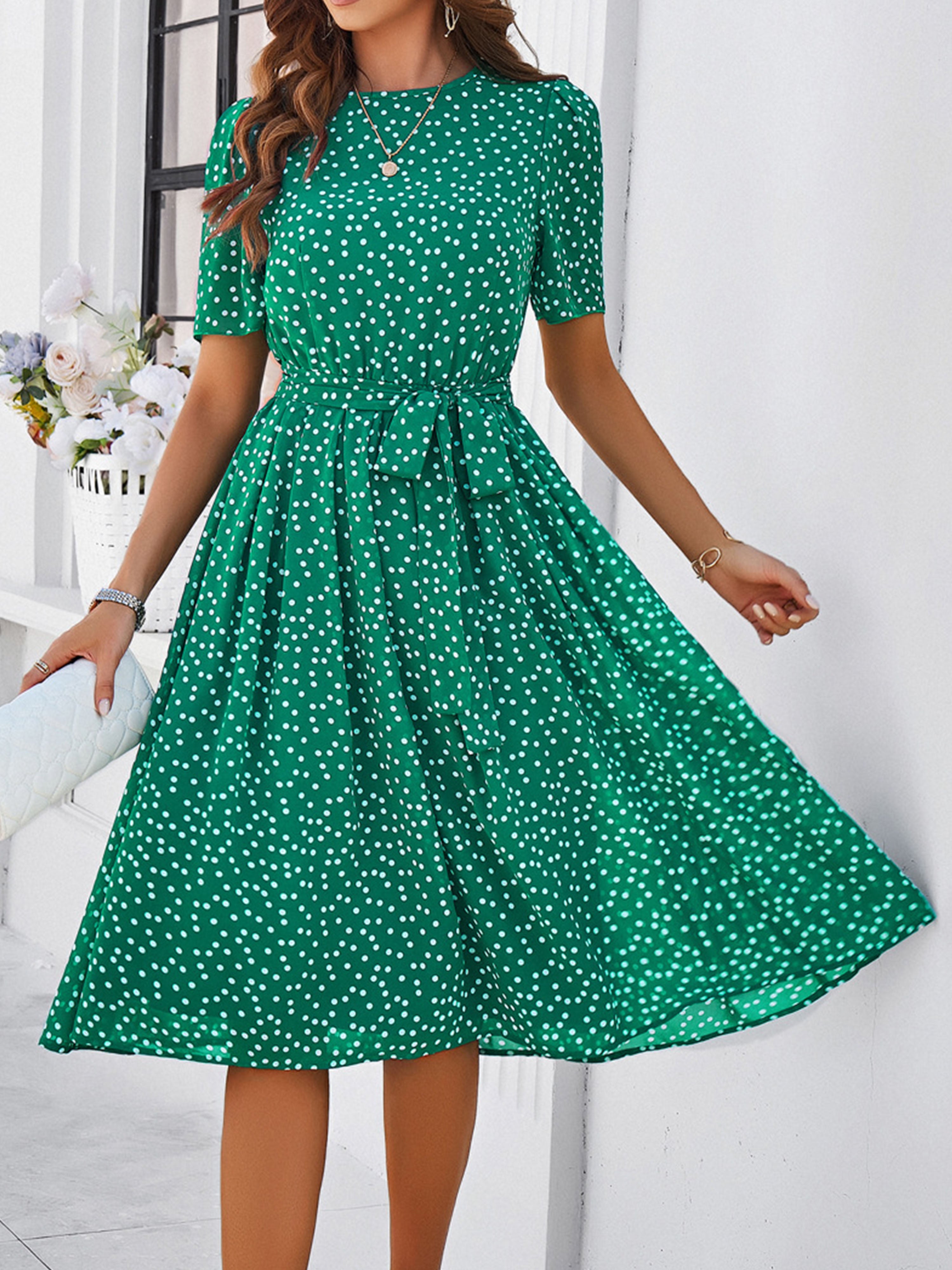 Robe Décontractée Invitée Mariage Vert à Pois Encolure Cowl et Manches Courtes avec Ceinture