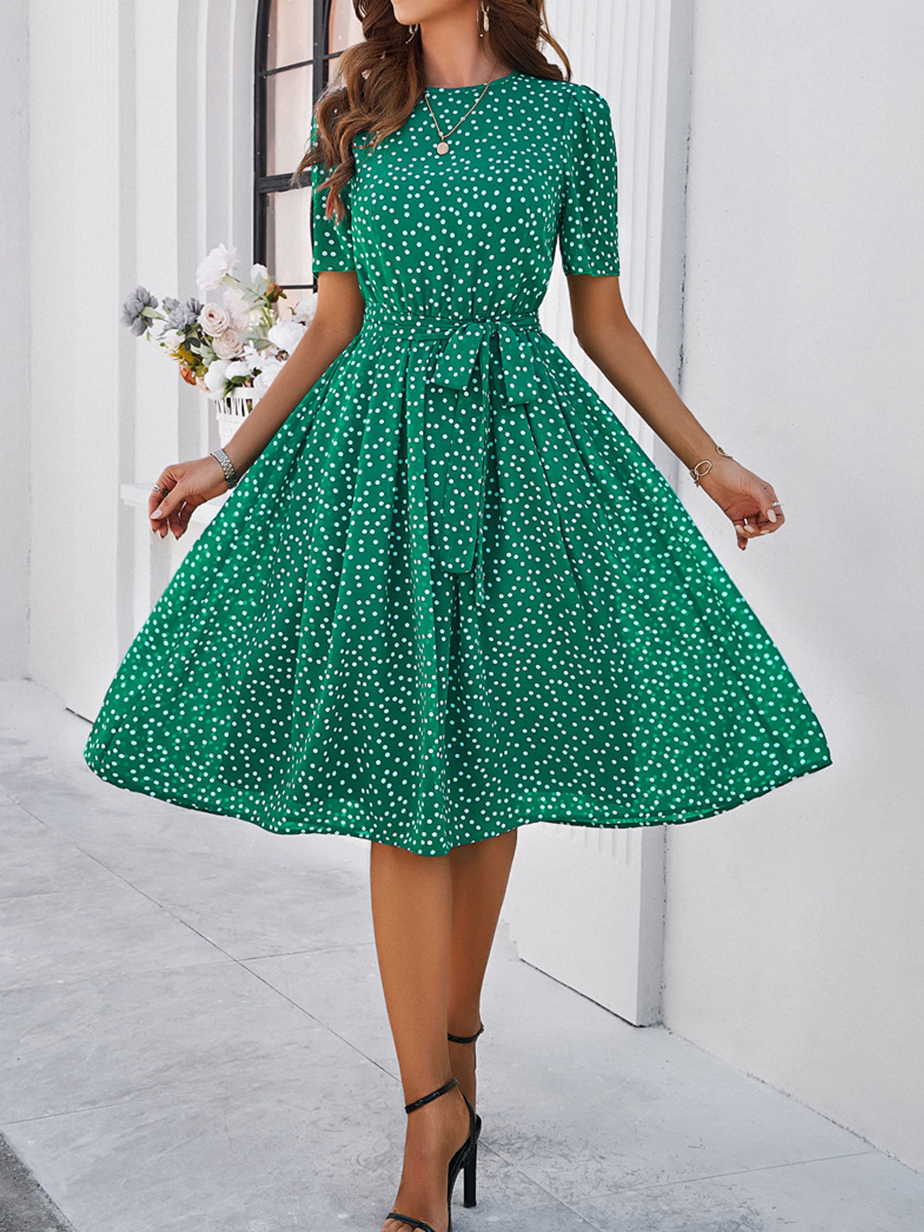 Robe Décontractée Invitée Mariage Vert à Pois Encolure Cowl et Manches Courtes avec Ceinture