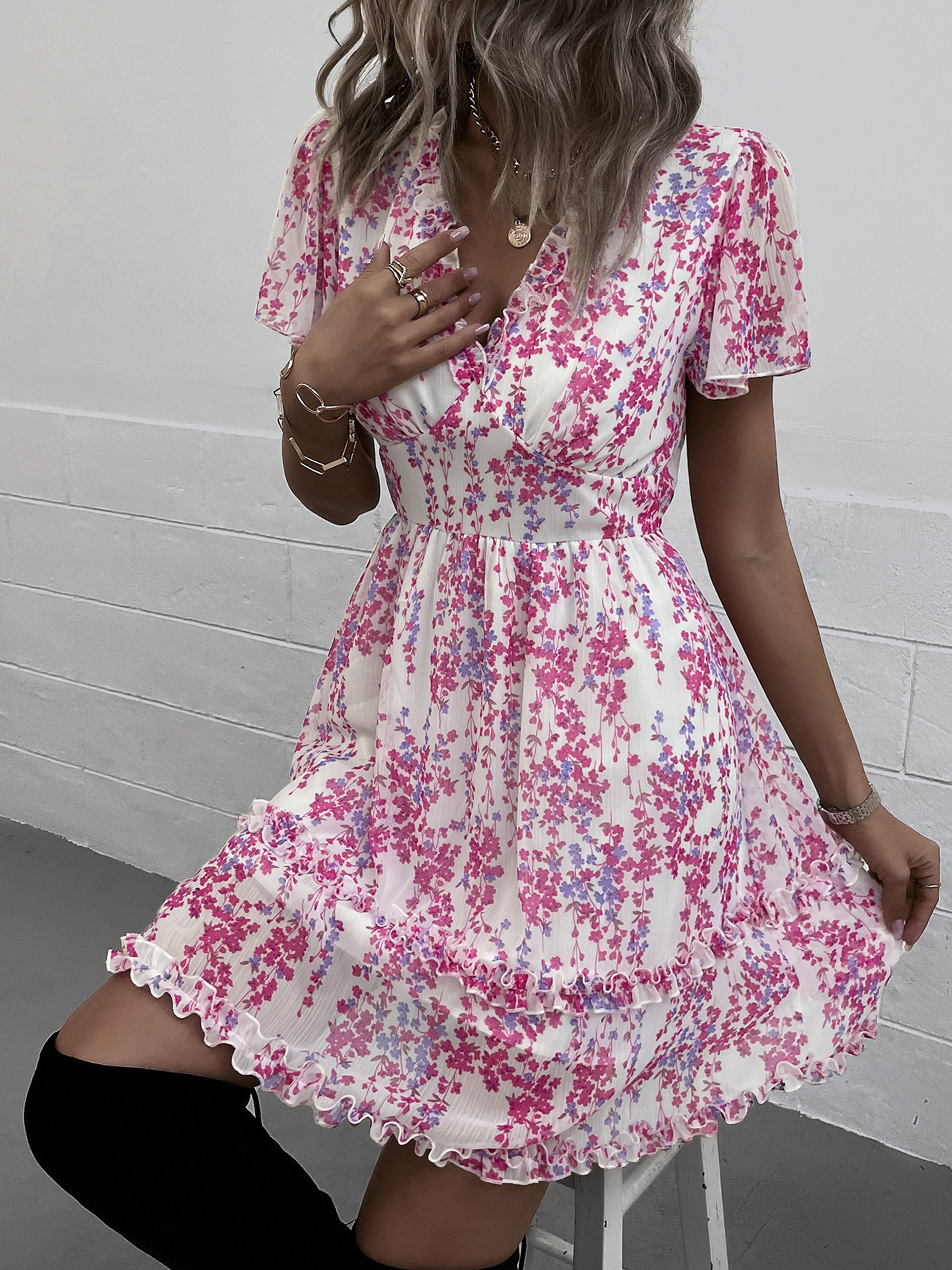 Robe Invitée Mariage FUCHSIA Florale Coupe A à Encolure en V et Manches Courtes Volantées