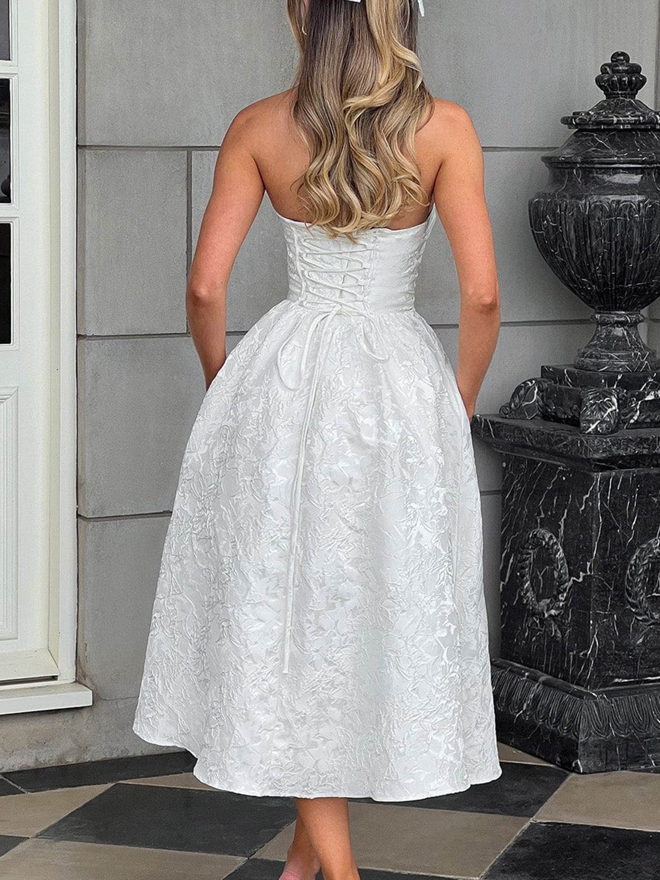 Robe Invitée Mariage Blanche Florale Taille Empire Sans Bretelle