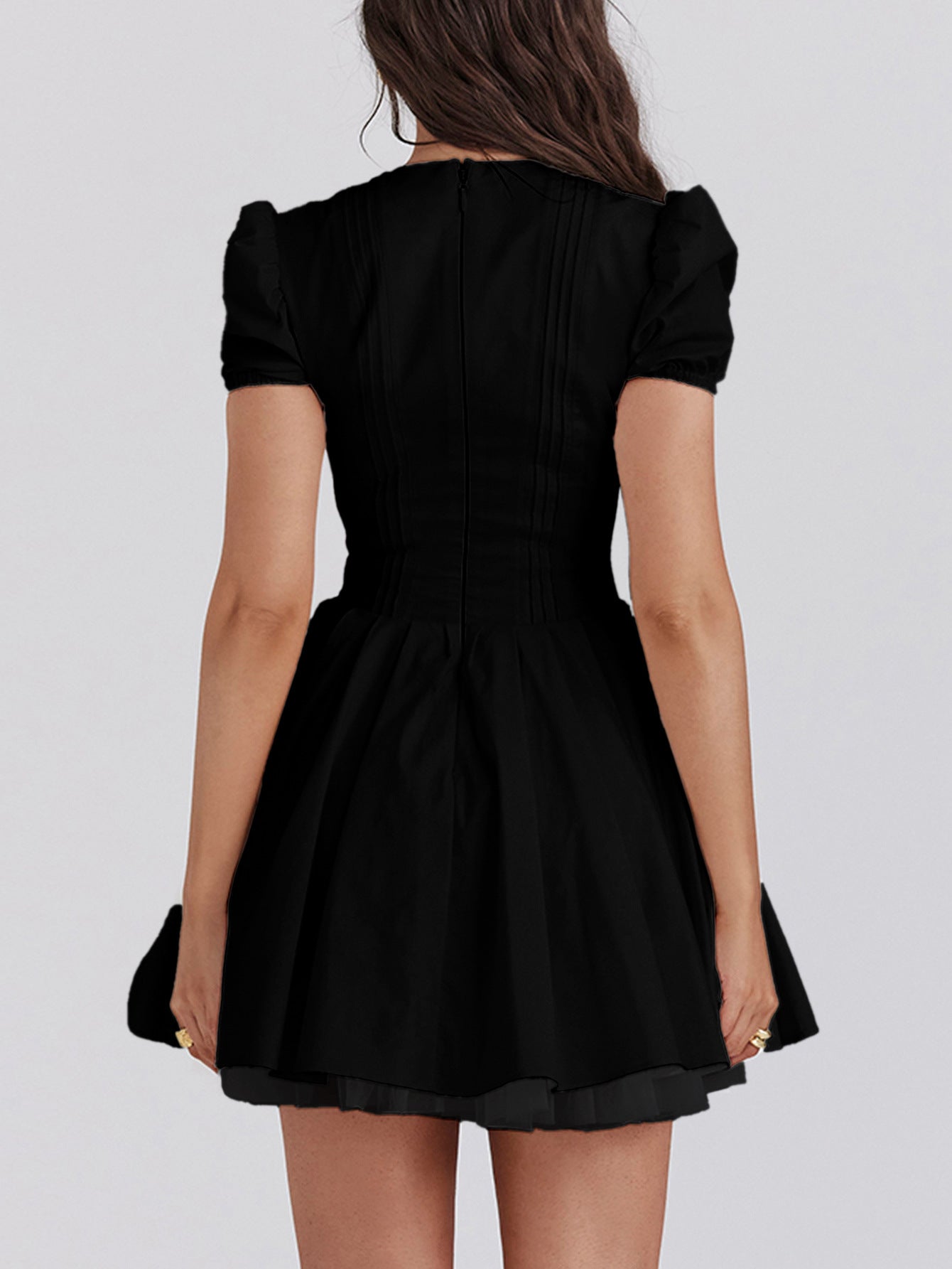 Robe Invitée Mariage Noire Mini Encolure en V à Manches Courtes et Volants