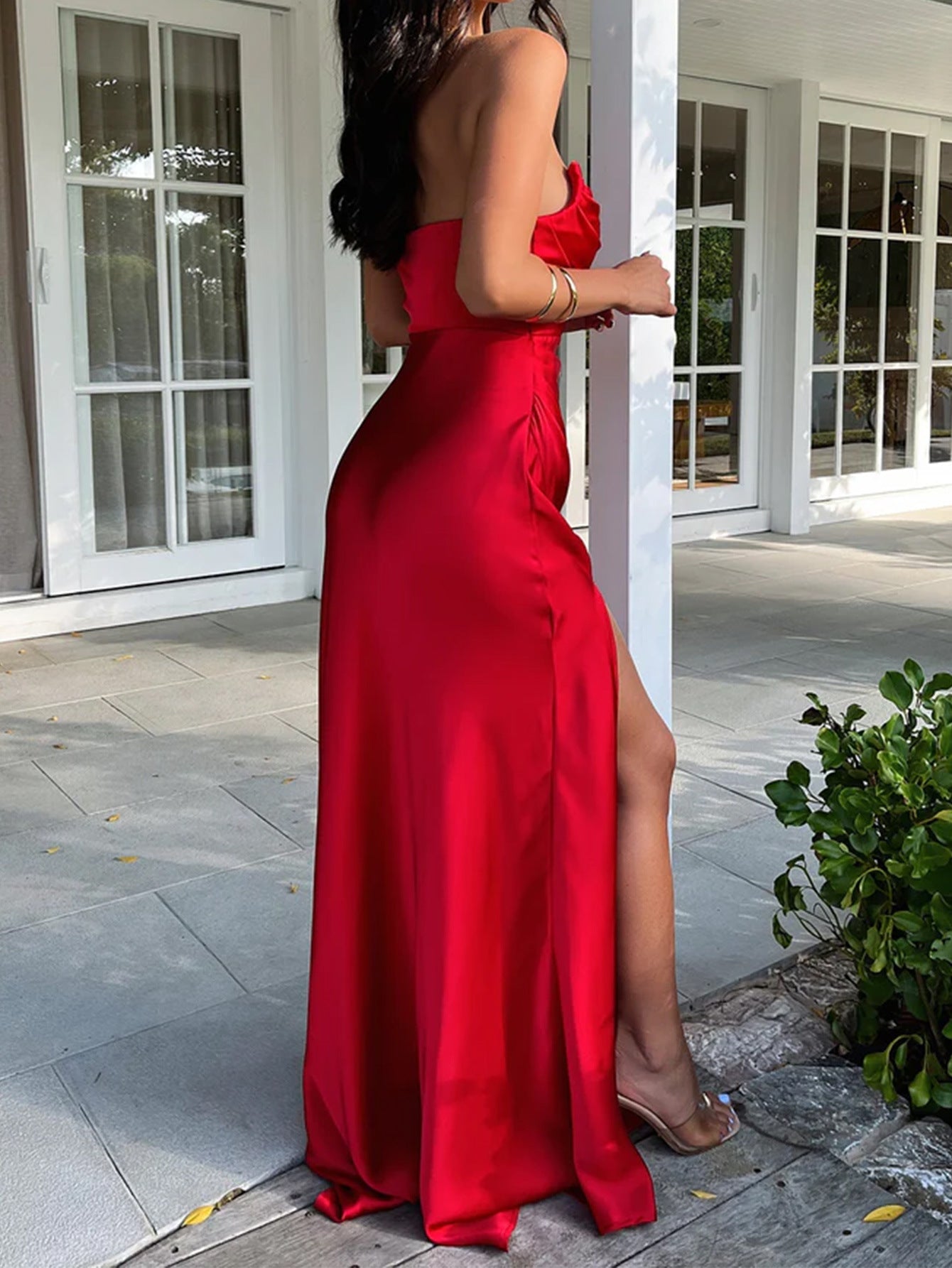Robe Invitée Mariage Rouge Coupe Fourreau Plissée Sans Bretelles avec Fente