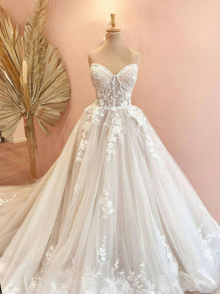 Trapèzes Col Cœur Dentelle Tulle Robes de Mariée avec Appliques et Traîne de Balayage