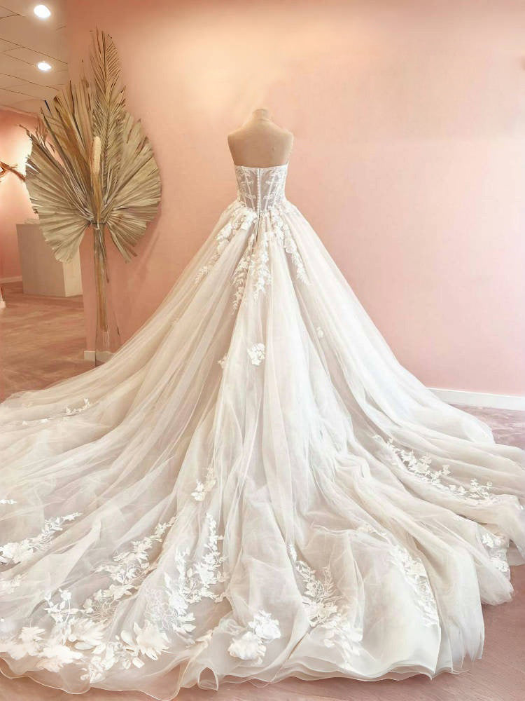 Trapèzes Col Cœur Dentelle Tulle Robes de Mariée avec Appliques et Traîne de Balayage
