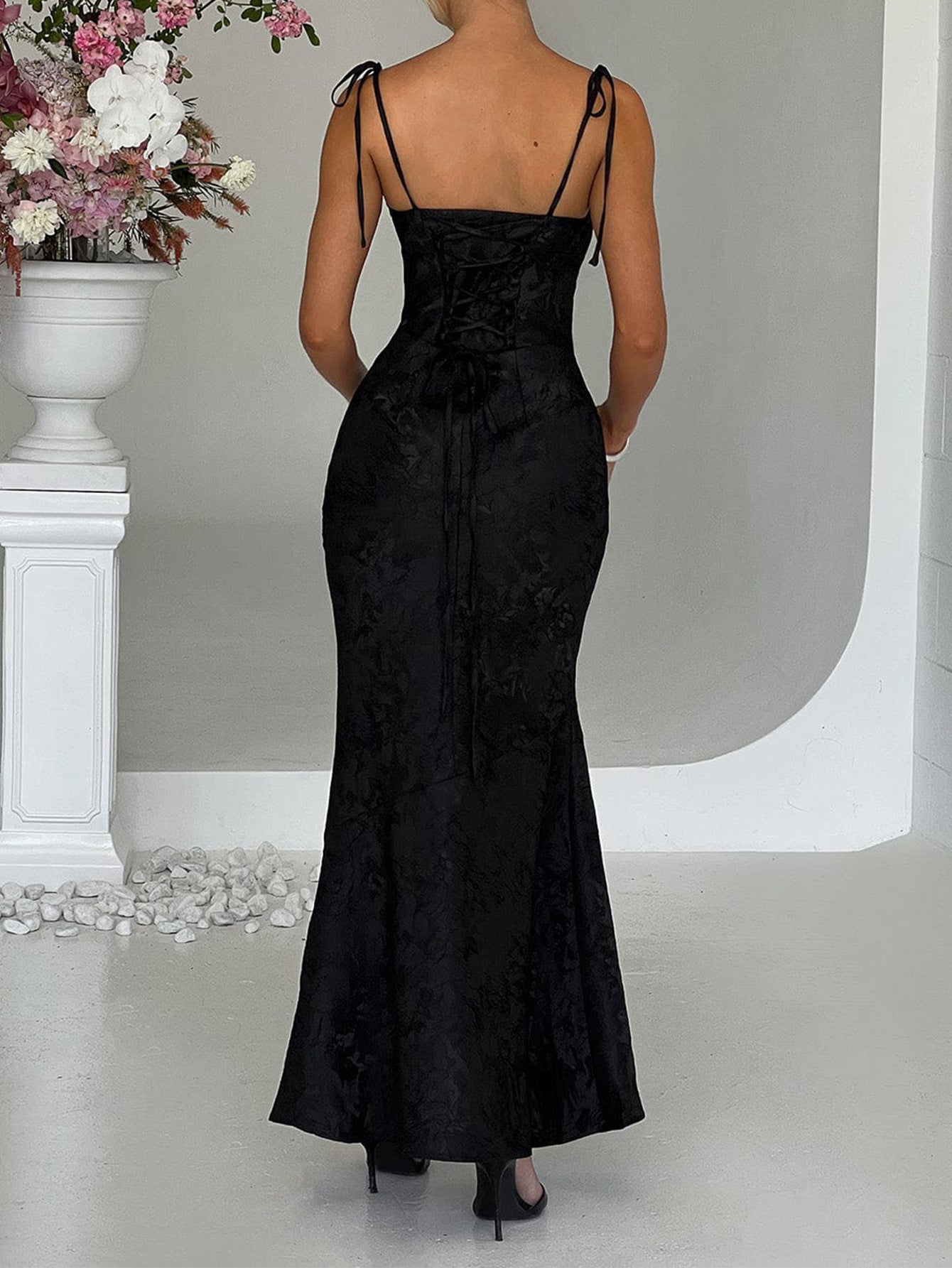 Robe Invitée Mariage Noire Encolure Carrée Bretelles Fines Imprimée Coupe Fourreau