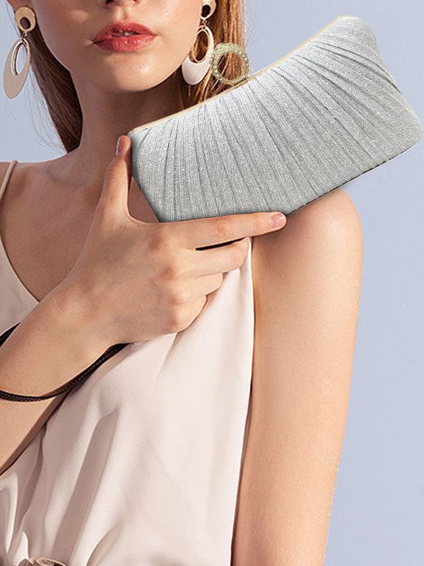 Délicate pochette incrustée de diaments