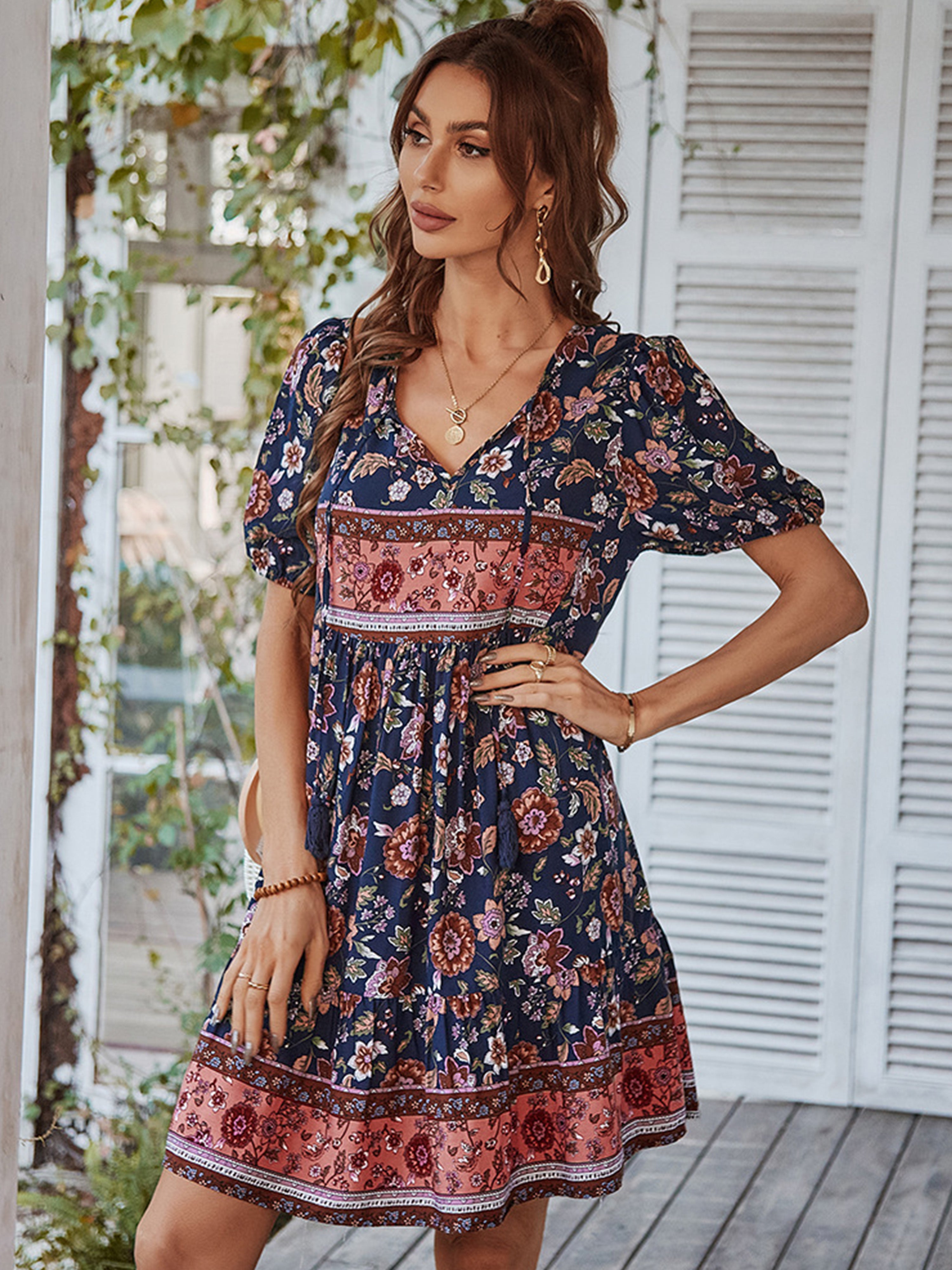 Robe Courte Trapèze Col V Manches Courtes Robe Invitée de Mariage en Bleu Marine