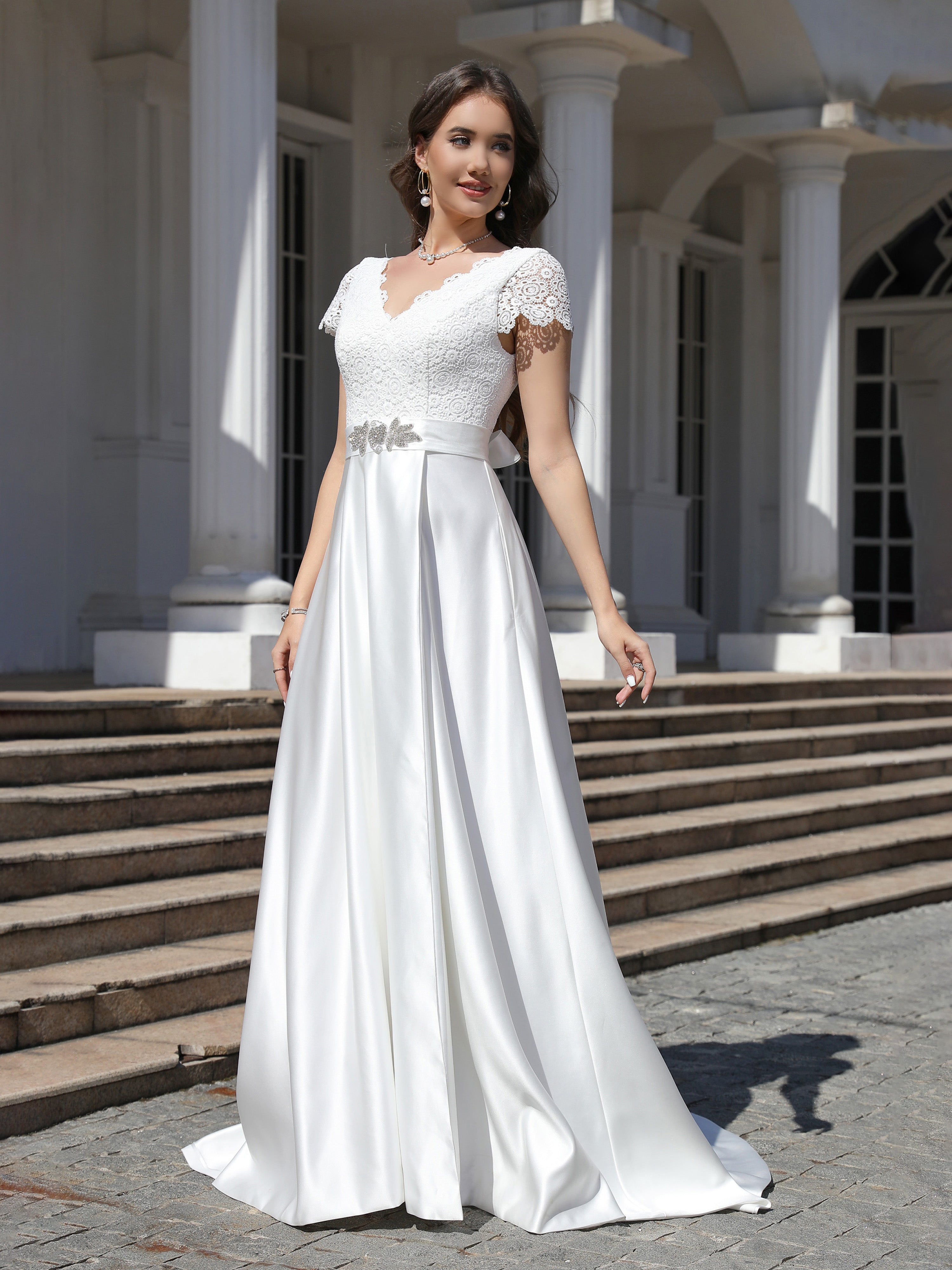 Col V Dentelle&Satin Robe de Mariage Trapèze avec Traîne de balayage / pinceau