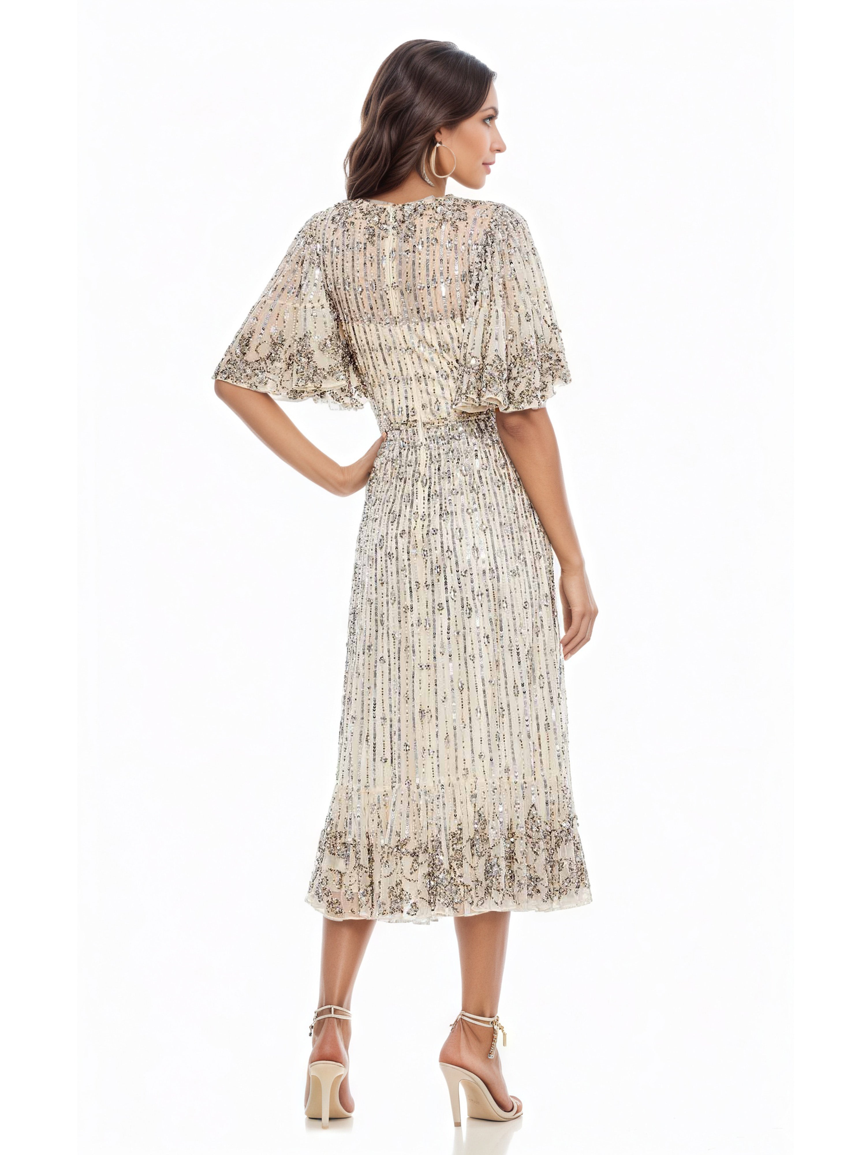 Robe de Soirée Mi-Longue Argentée à Paillettes Col ras du cou Trapèze Avec Demi-Manches à Volants Ornées