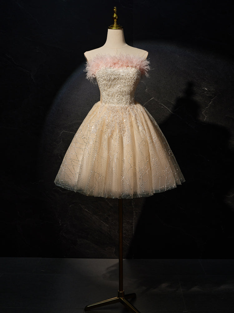 Robe de bal Tulle Longueur Genou sans Bretelles avec Perles et Plumes