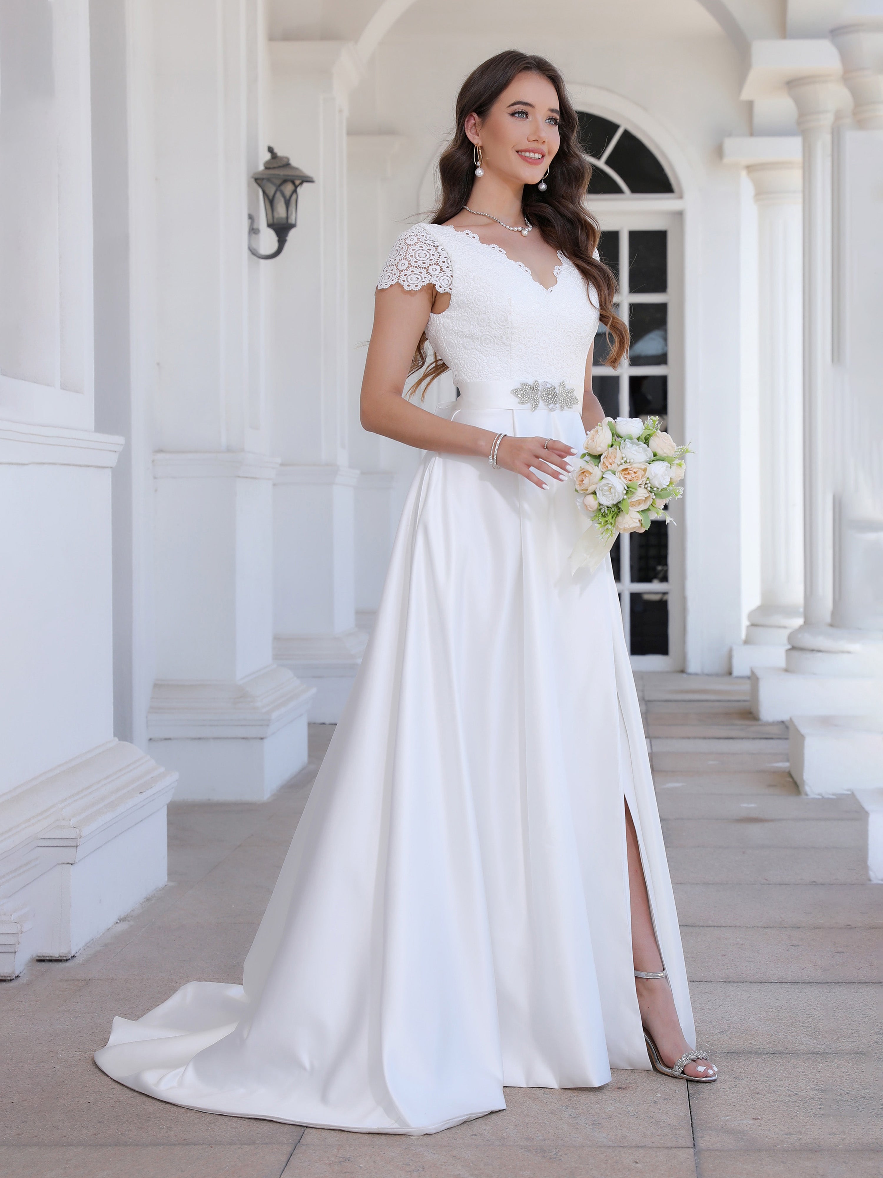 Col V Dentelle&Satin Robe de Mariage Trapèze avec Traîne de balayage / pinceau