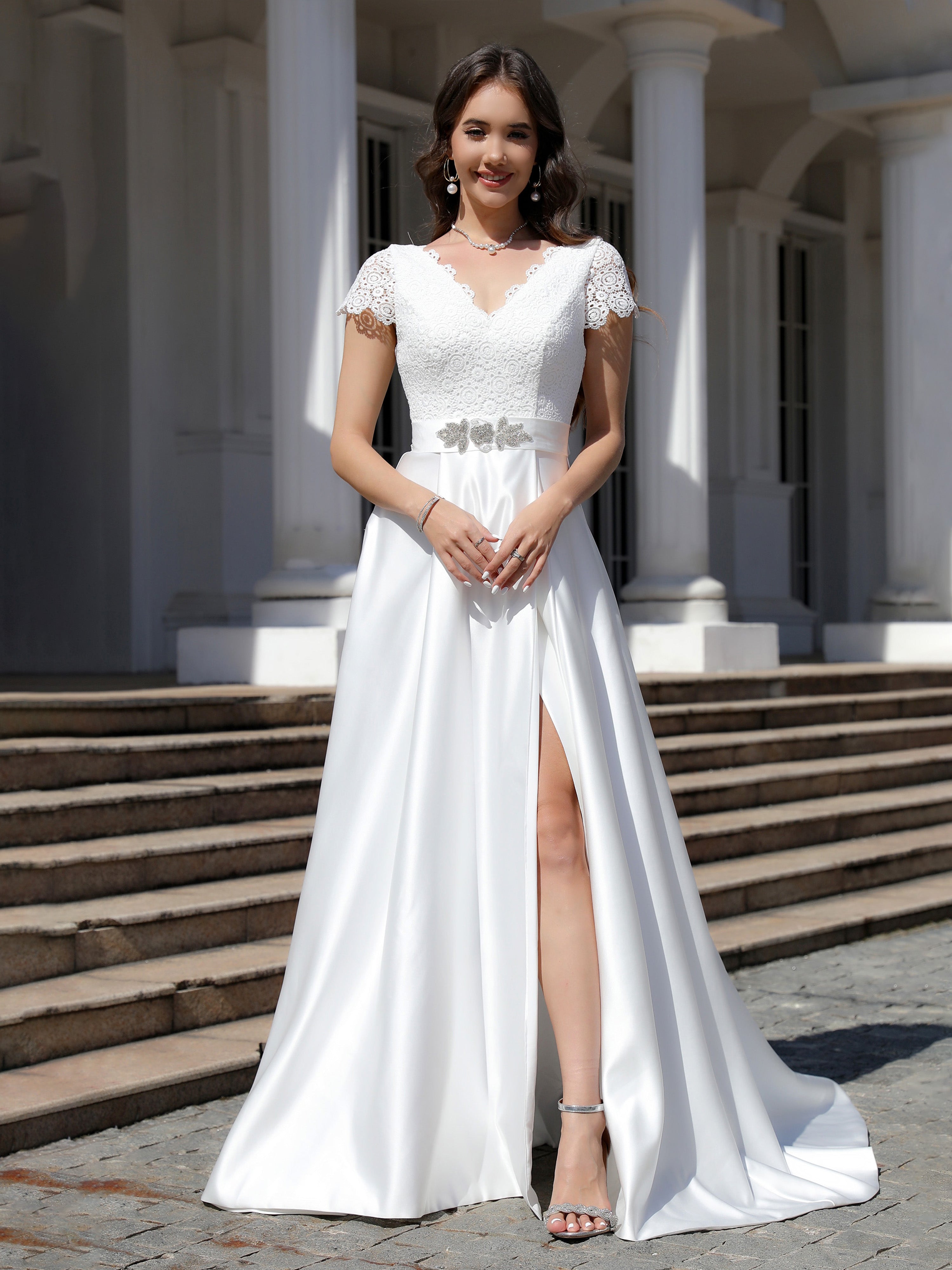 Col V Dentelle&Satin Robe de Mariage Trapèze avec Traîne de balayage / pinceau
