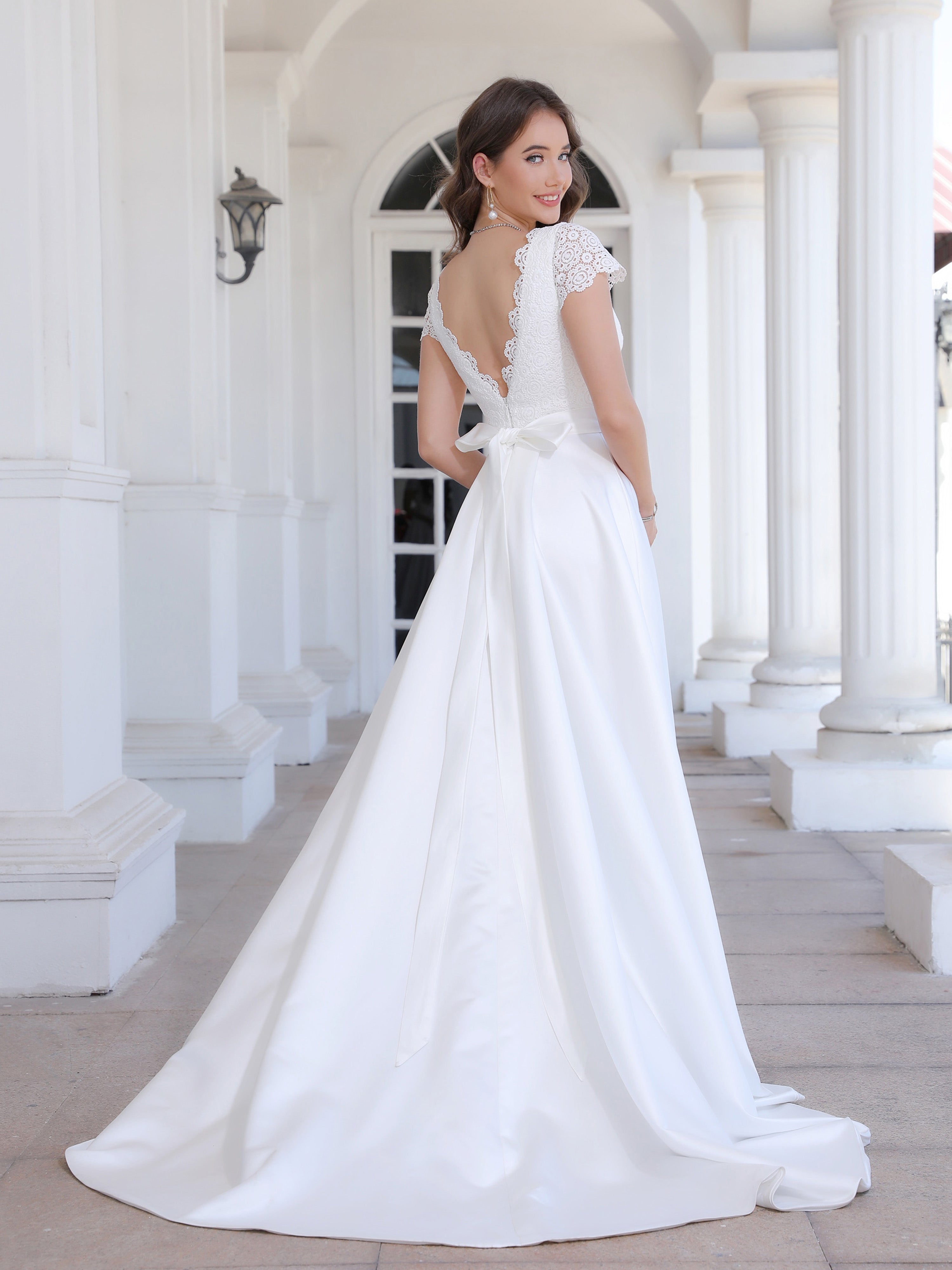 Col V Dentelle&Satin Robe de Mariage Trapèze avec Traîne de balayage / pinceau