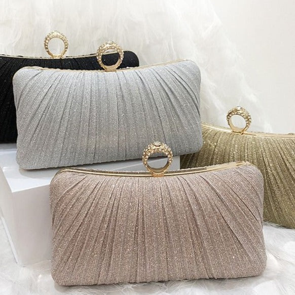 Délicate pochette incrustée de diaments