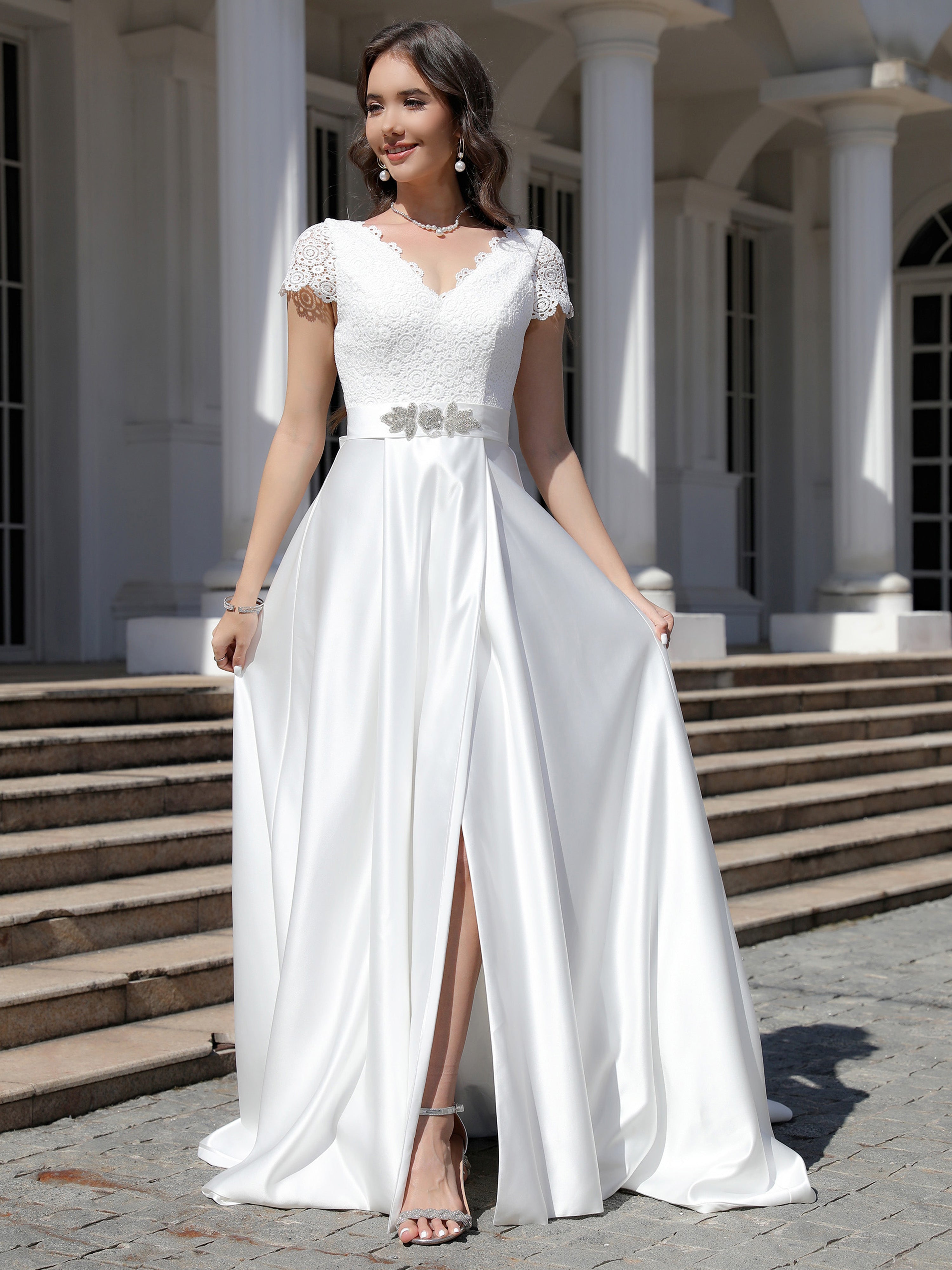 Col V Dentelle&Satin Robe de Mariage Trapèze avec Traîne de balayage / pinceau