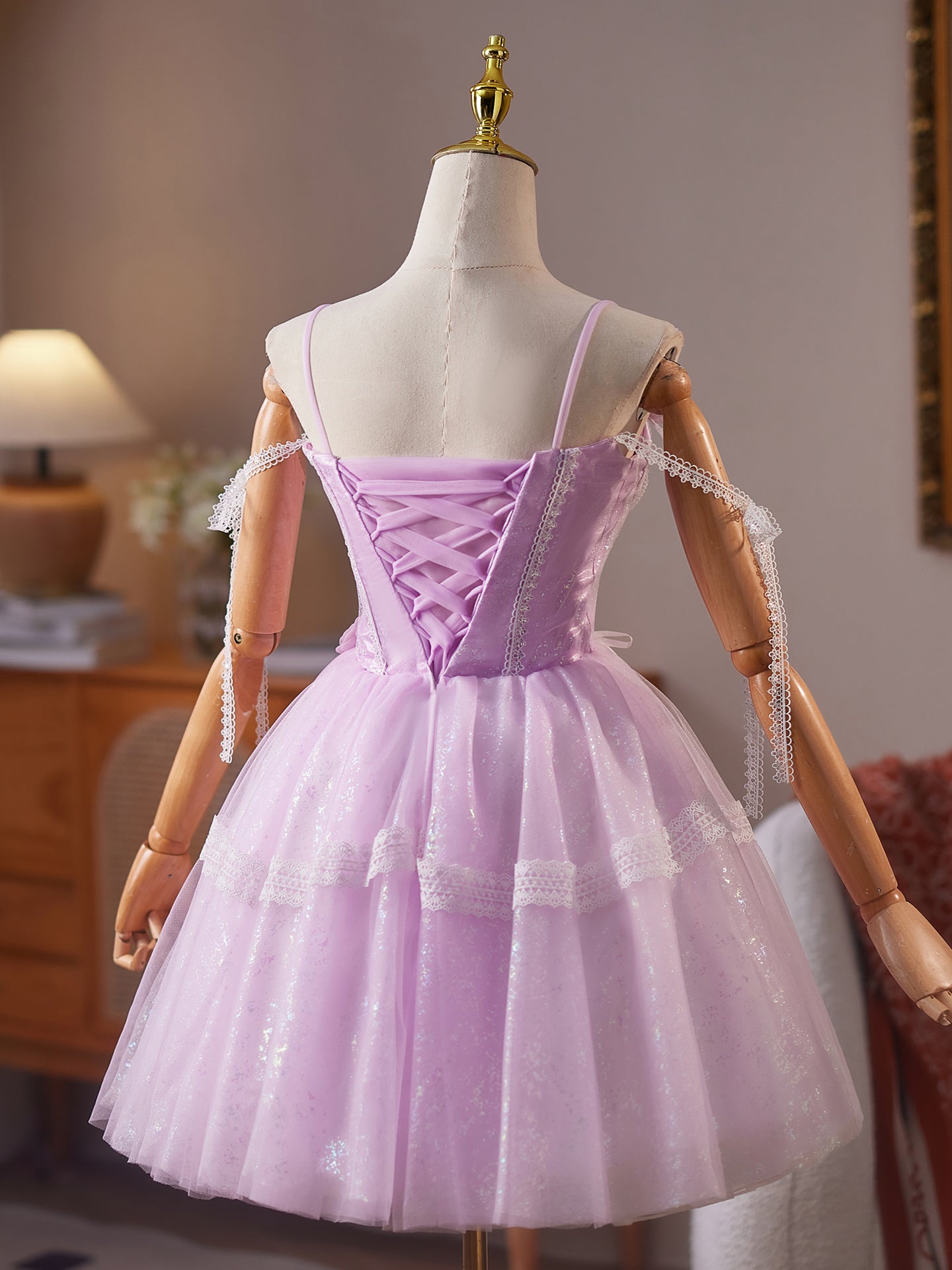 Robe de Homecoming Lilas à Bretelles Fines Coupe A Courte Appliqués Fleurs et Dentelle