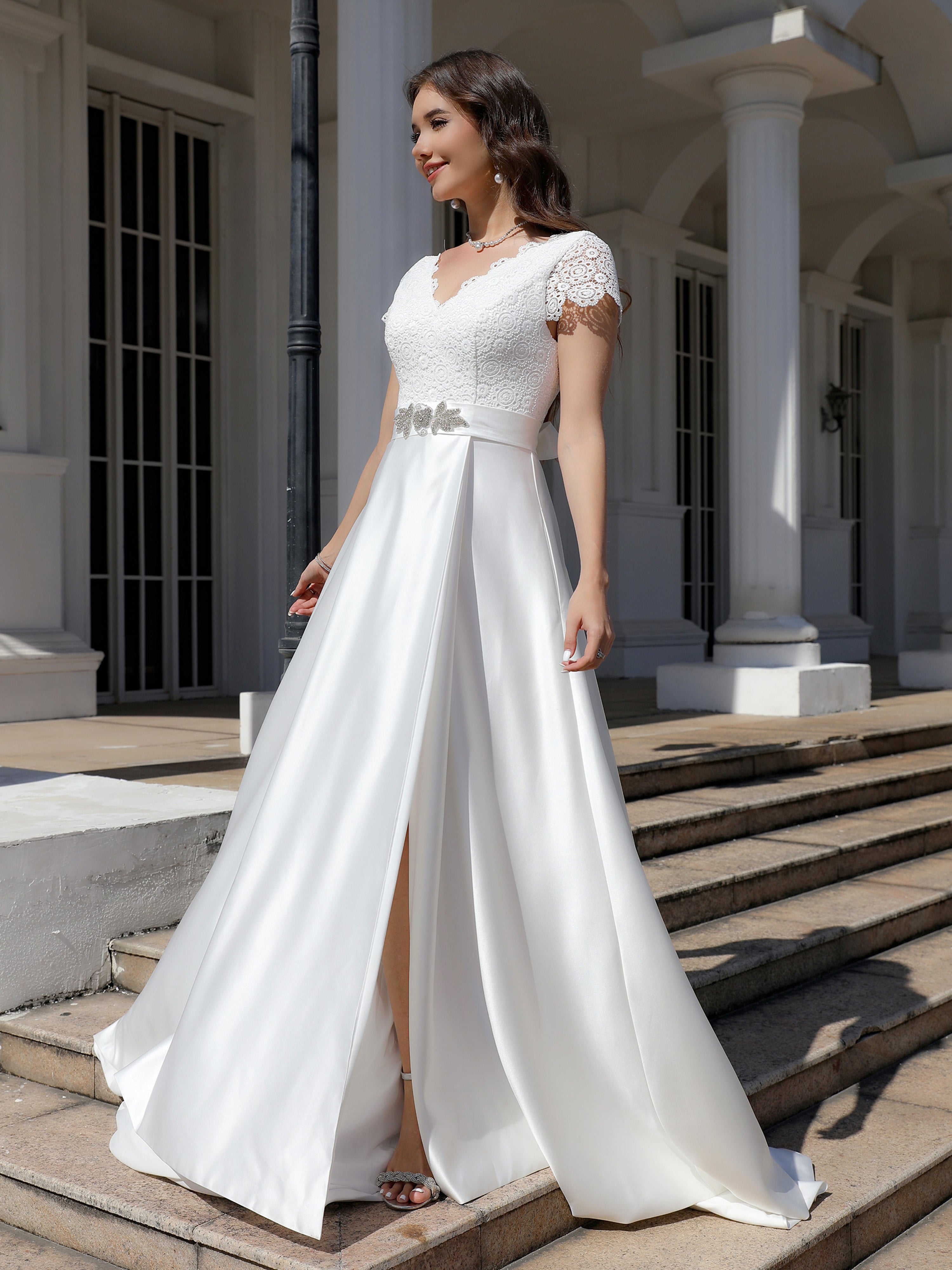 Col V Dentelle&Satin Robe de Mariage Trapèze avec Traîne de balayage / pinceau