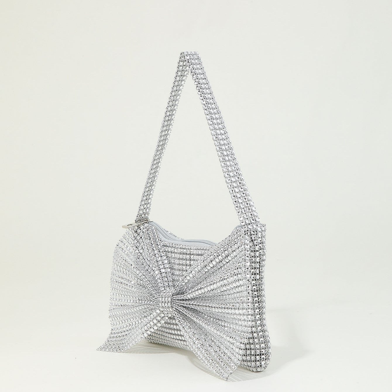 Pochettes brillantes avec nœuds en strass