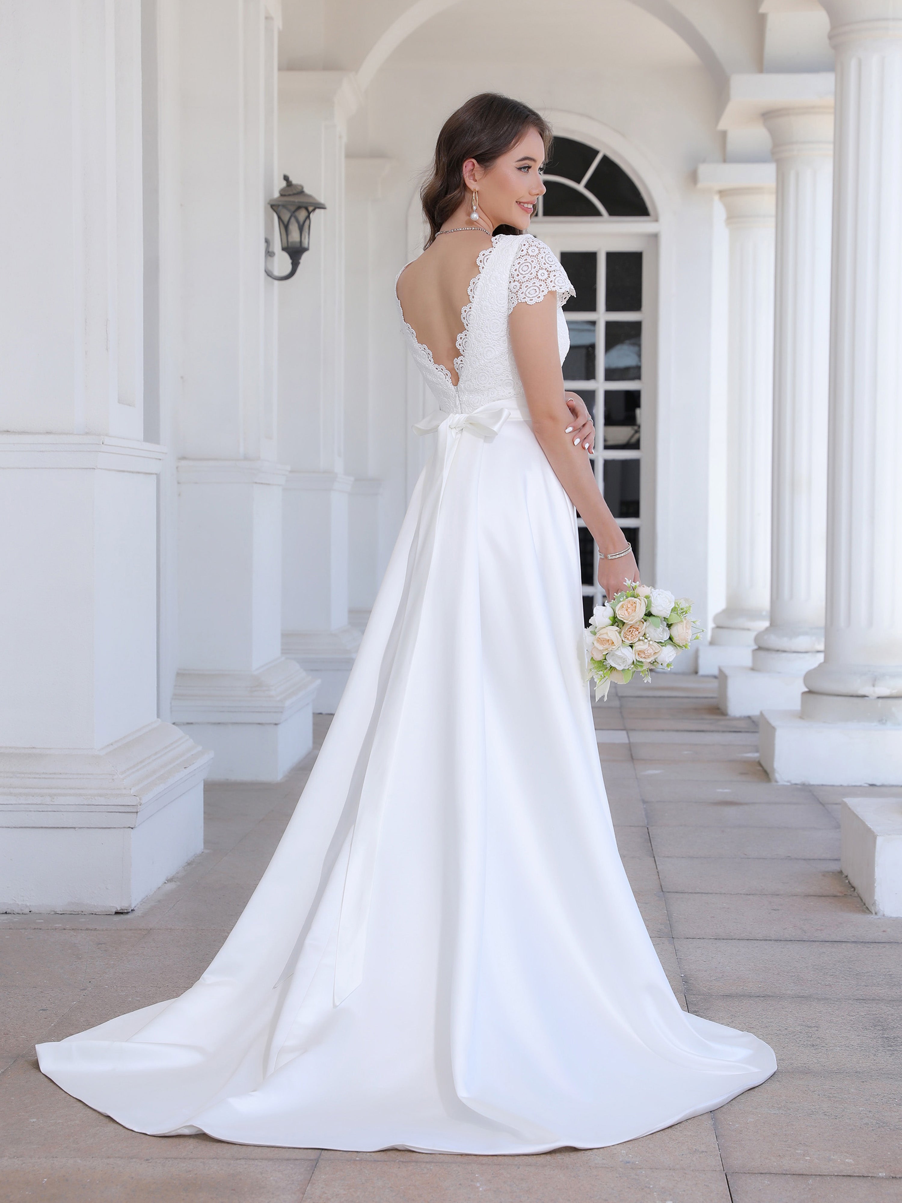 Col V Dentelle&Satin Robe de Mariage Trapèze avec Traîne de balayage / pinceau