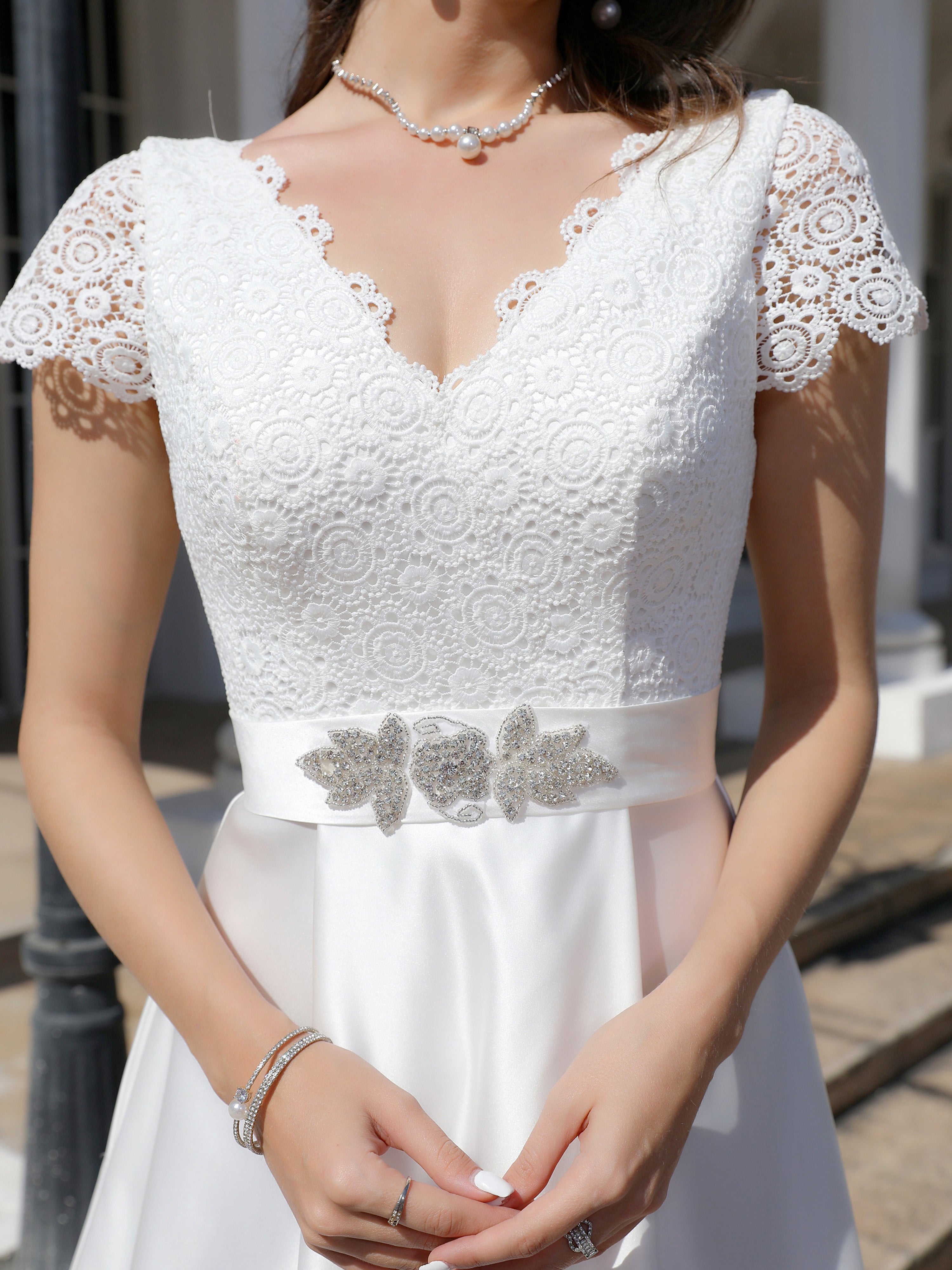 Col V Dentelle&Satin Robe de Mariage Trapèze avec Traîne de balayage / pinceau