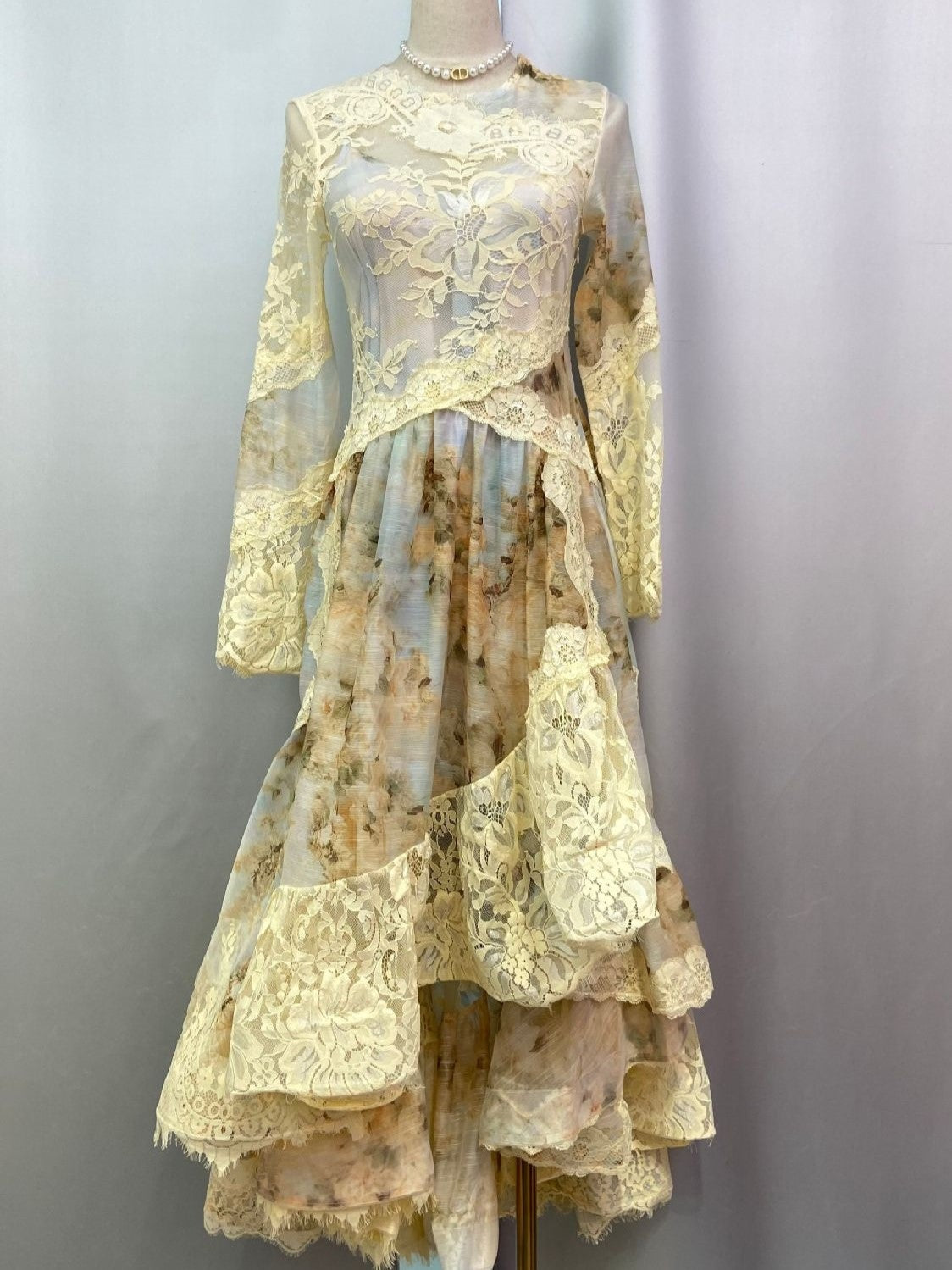 Robe Asymétrique Dentelle Col Rond Manches Longues Robe de Soirée en Champagne