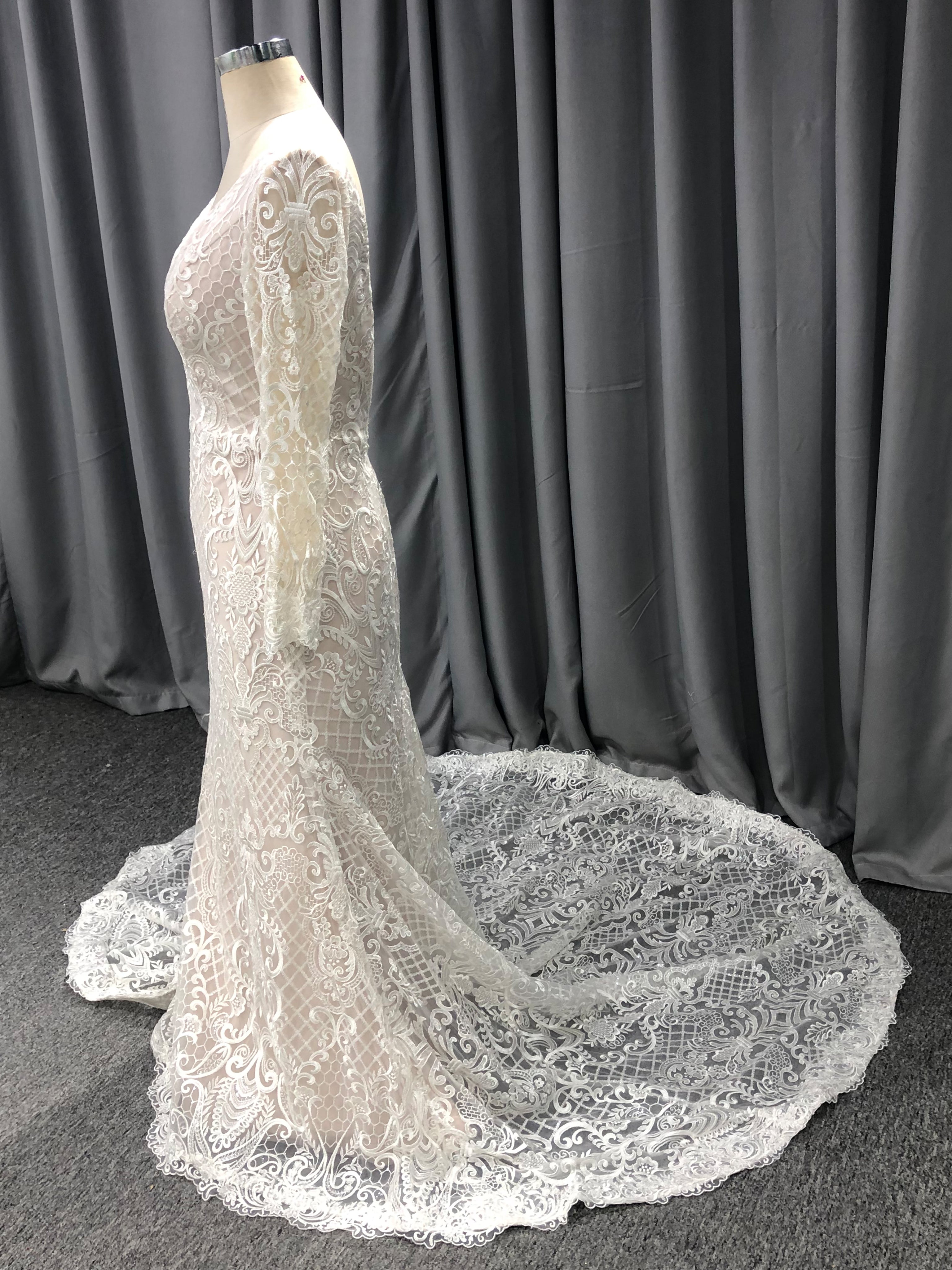 Fourreau Col V Dentelle Tulle Robe de Marié avec Traîne de Balayage et Manches Longues
