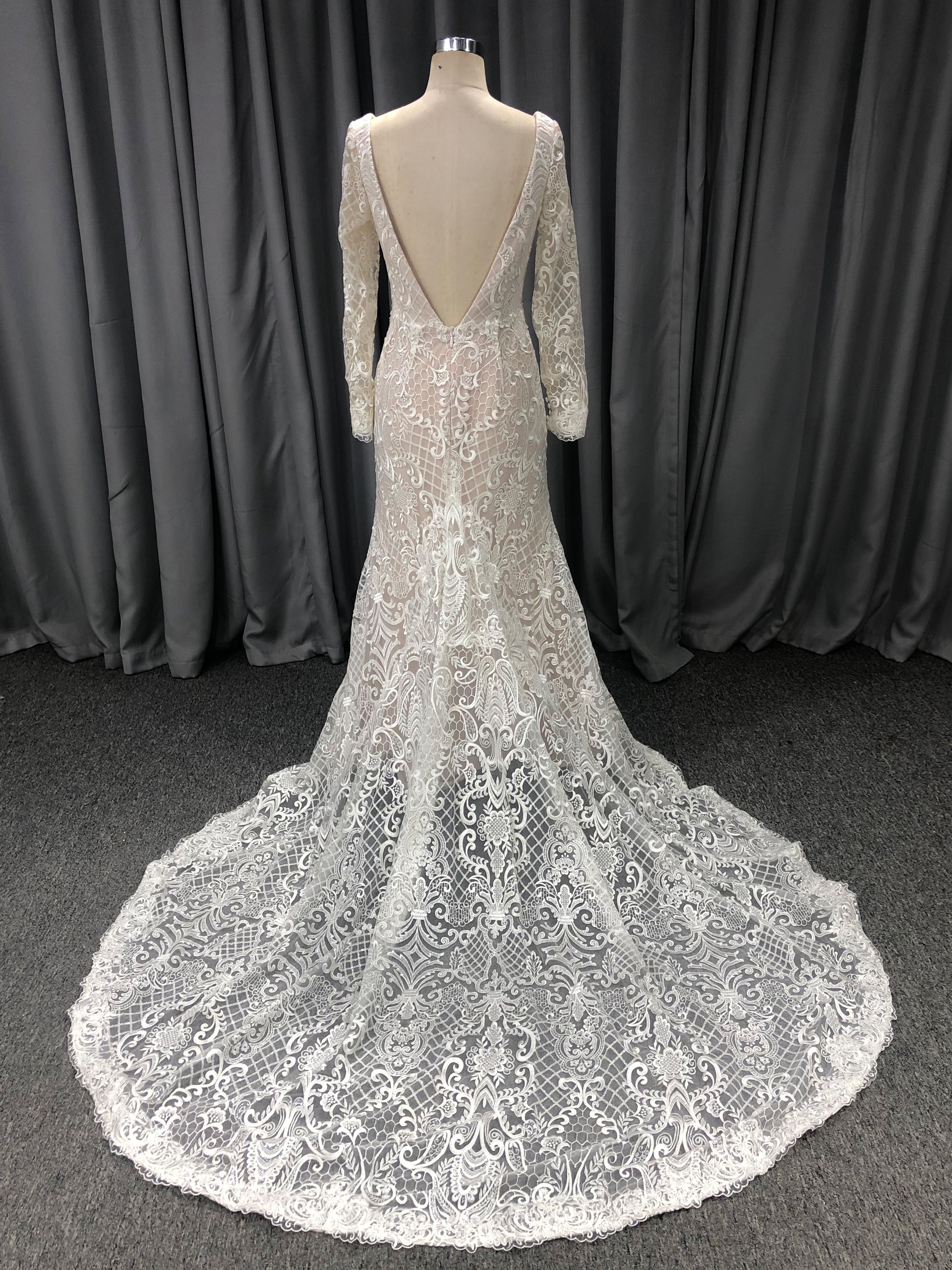 Fourreau Col V Dentelle Tulle Robe de Marié avec Traîne de Balayage et Manches Longues