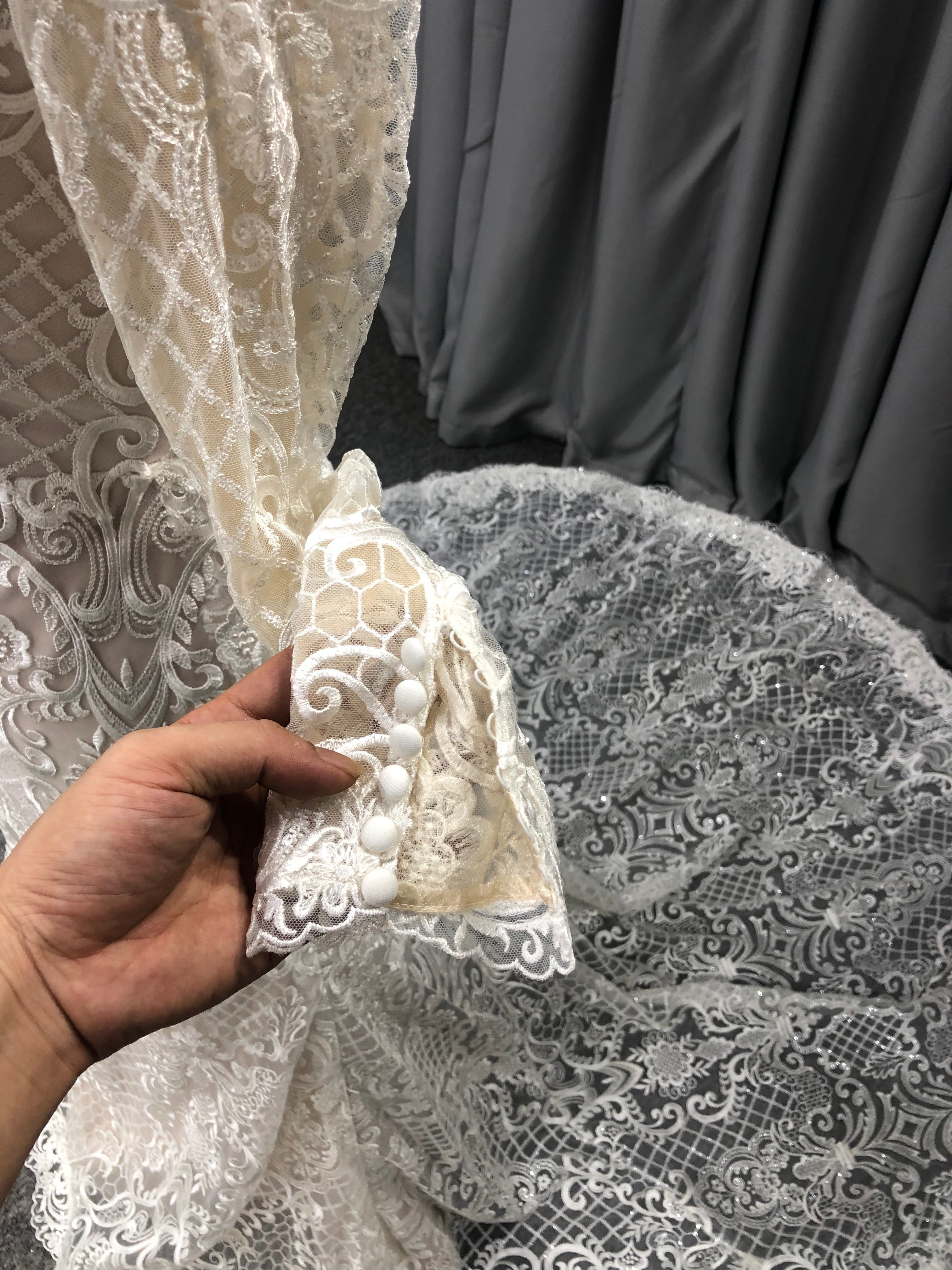 Fourreau Col V Dentelle Tulle Robe de Marié avec Traîne de Balayage et Manches Longues