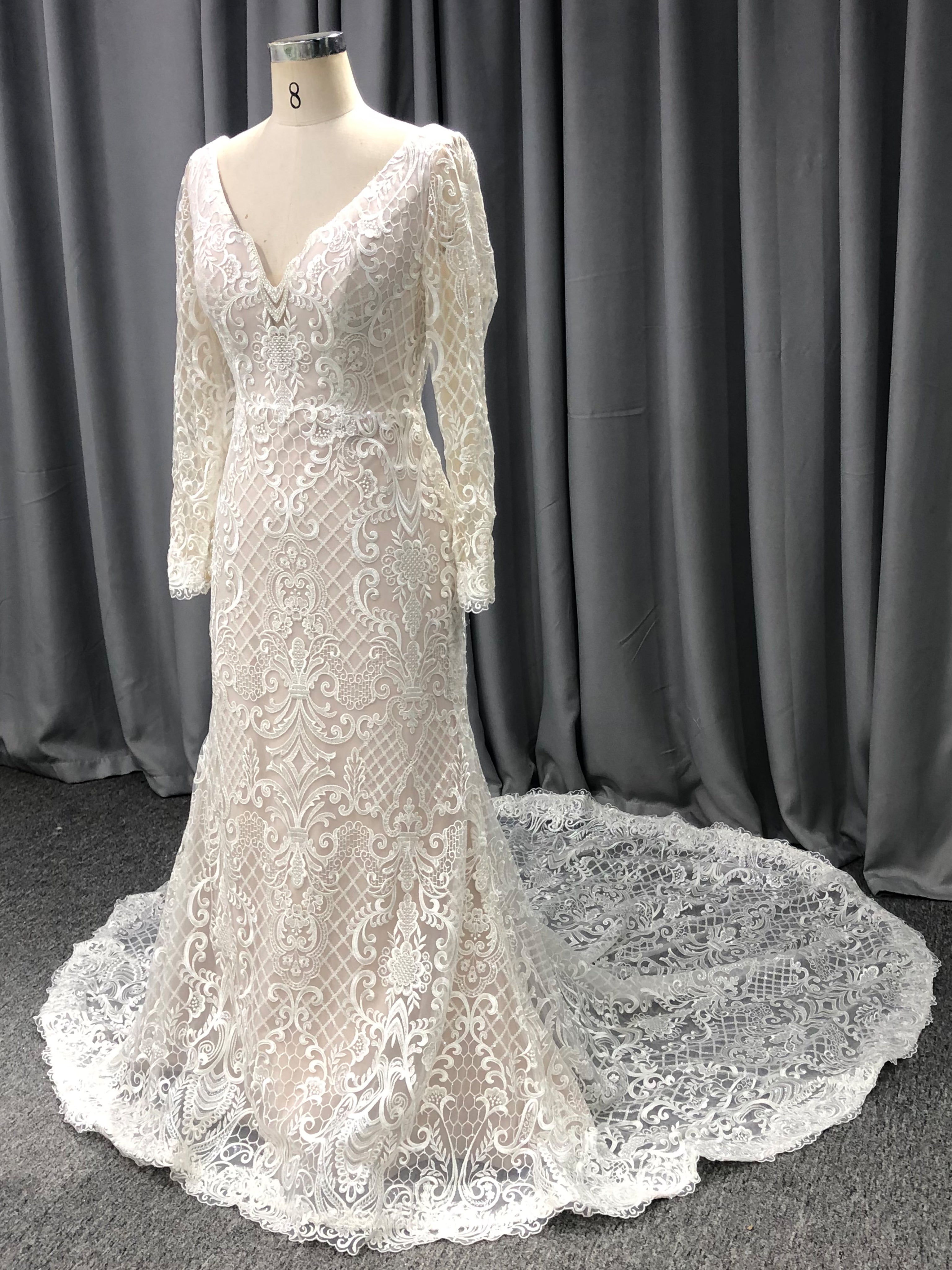 Fourreau Col V Dentelle Tulle Robe de Marié avec Traîne de Balayage et Manches Longues