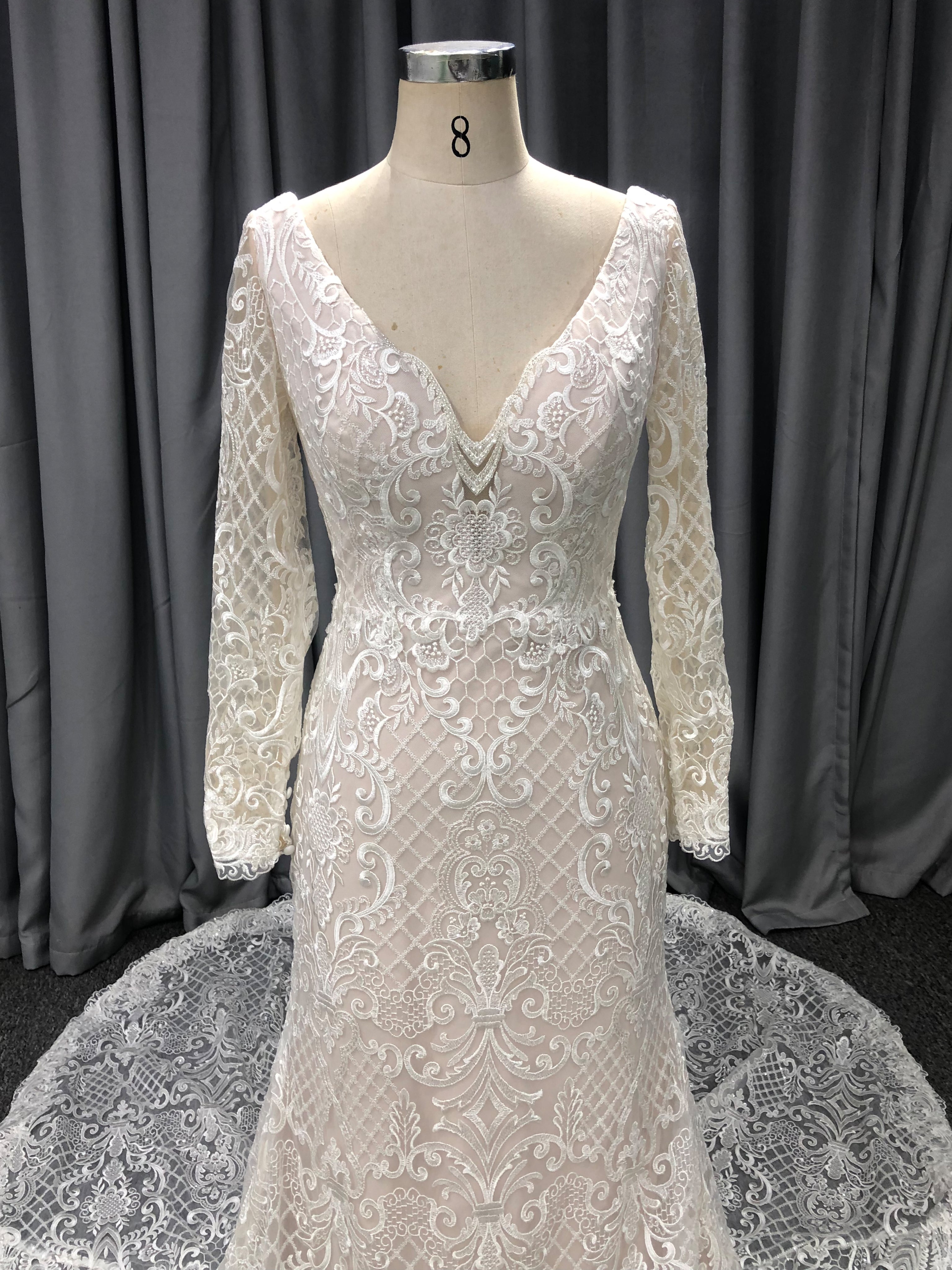 Fourreau Col V Dentelle Tulle Robe de Marié avec Traîne de Balayage et Manches Longues