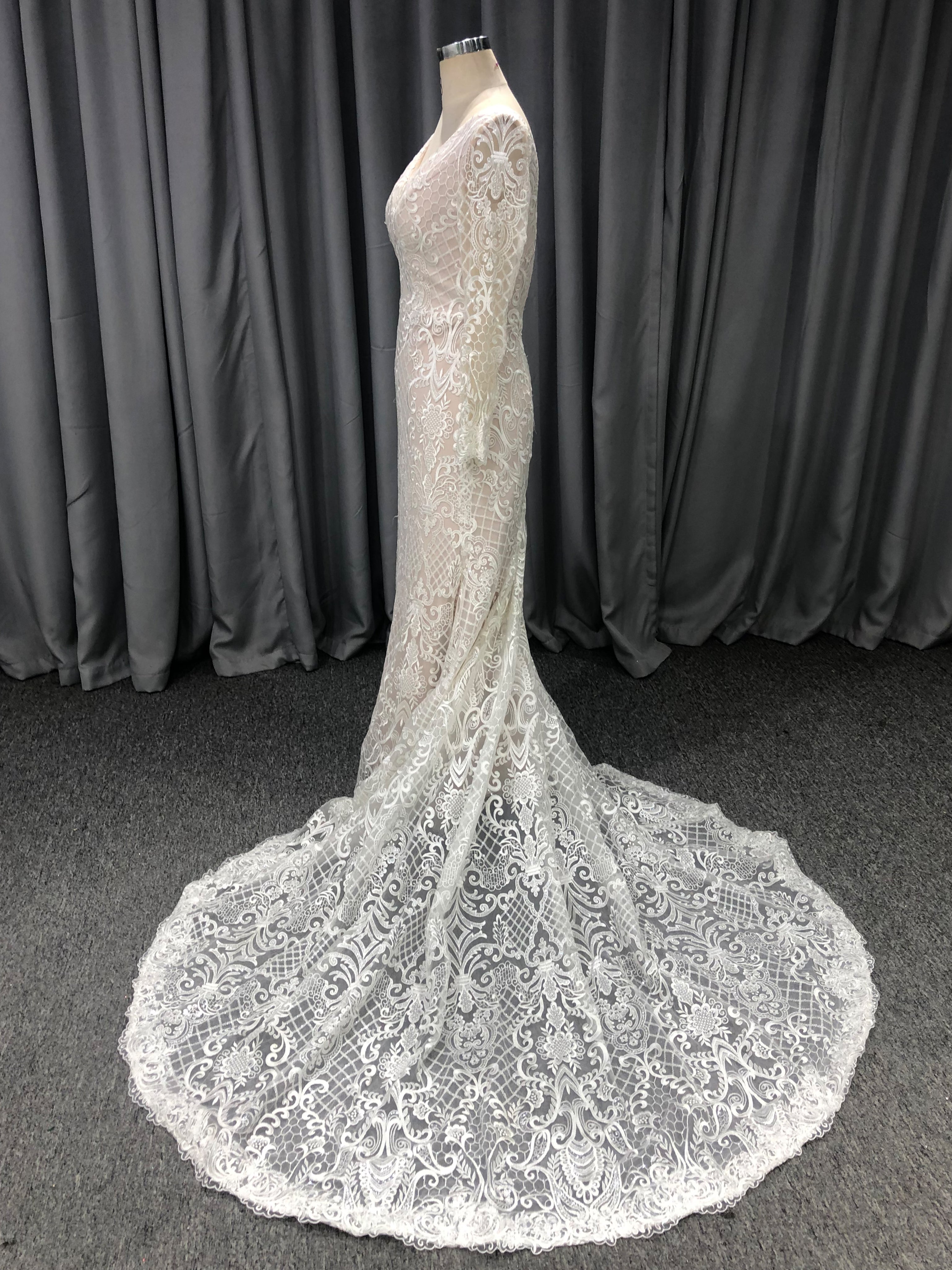 Fourreau Col V Dentelle Tulle Robe de Marié avec Traîne de Balayage et Manches Longues