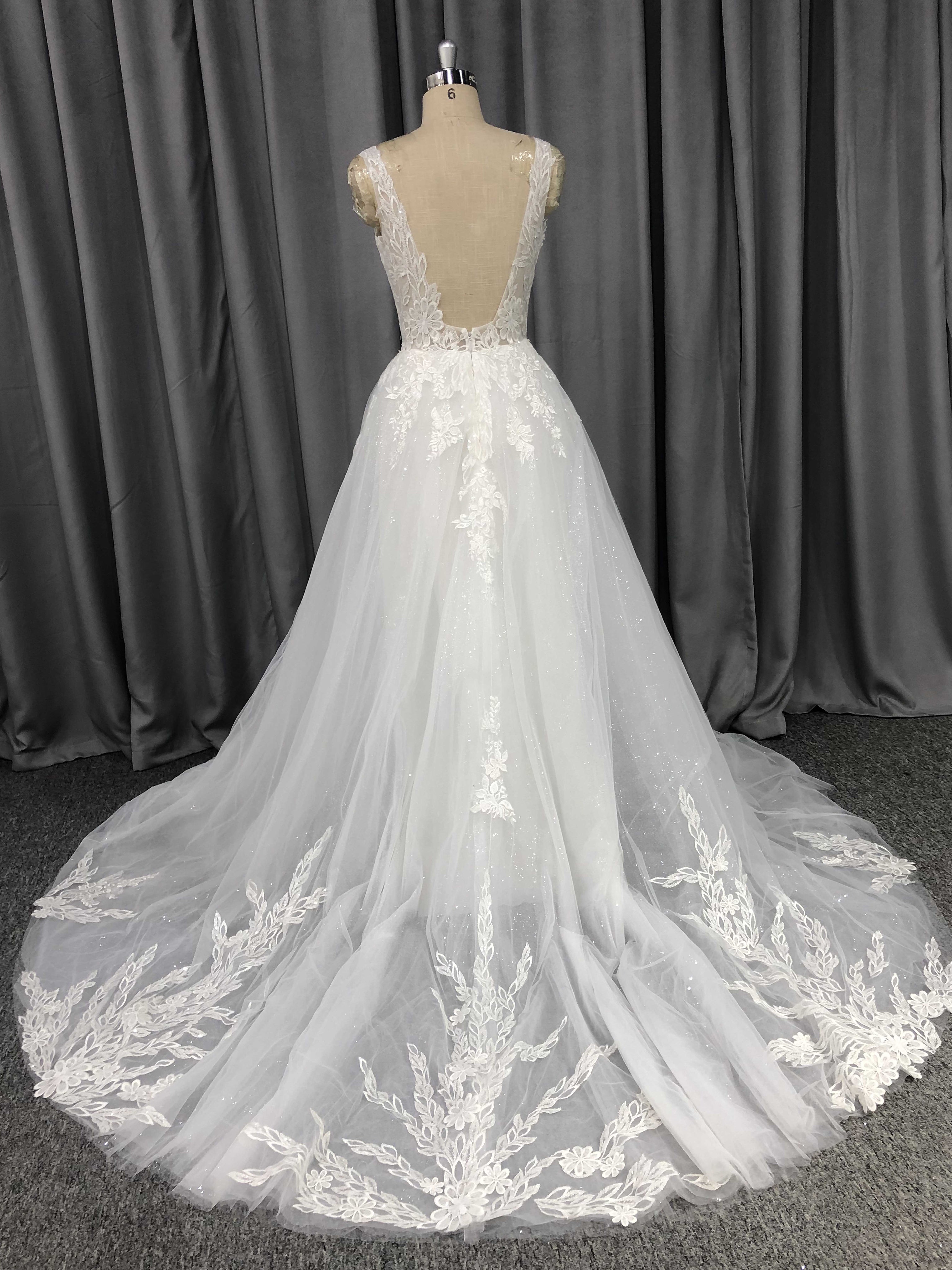 Trapèzes Dentelle Tulle Robes de Mariée Col V sans Manches avec Traîne de Balayage