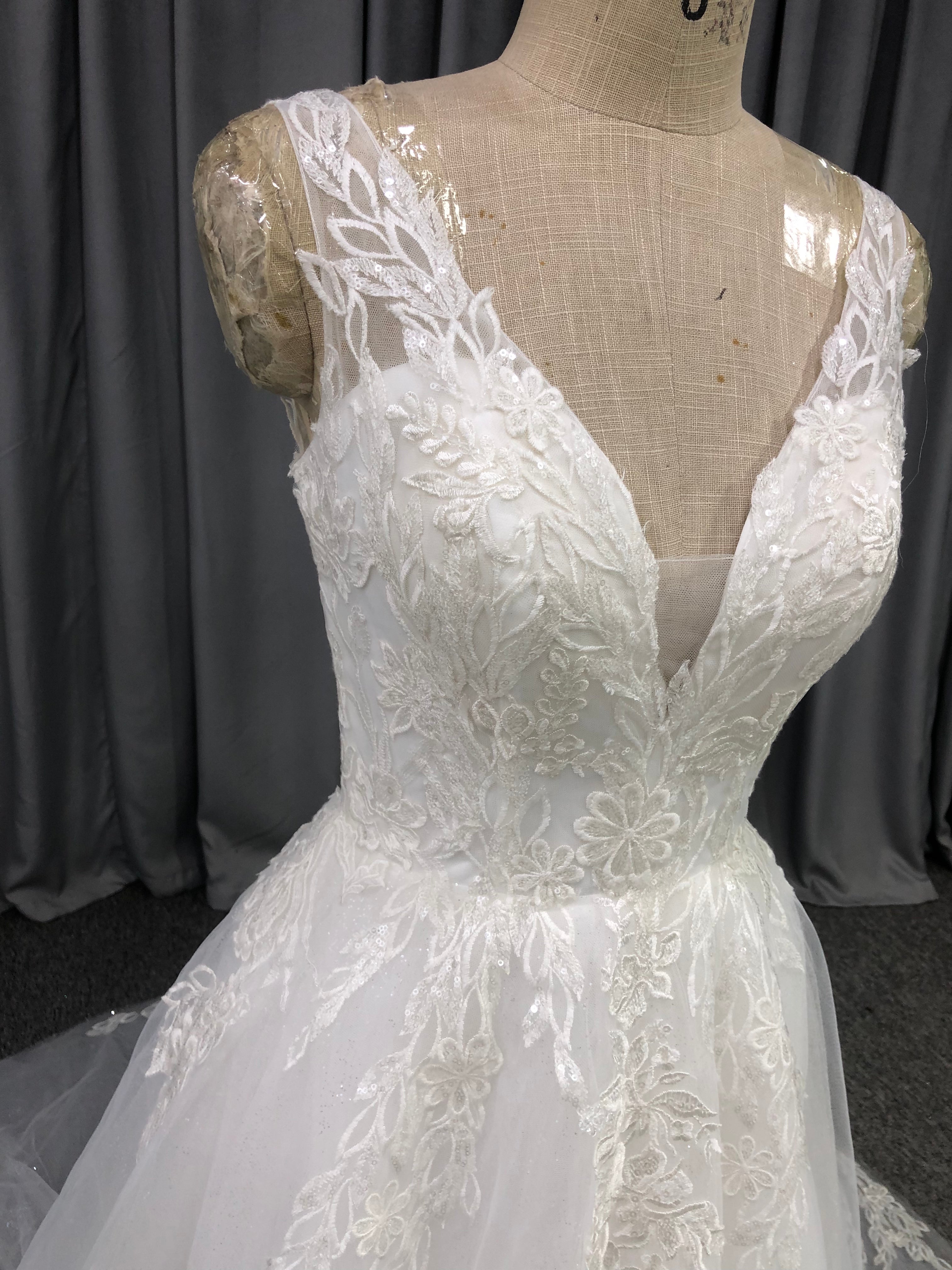 Trapèzes Dentelle Tulle Robes de Mariée Col V sans Manches avec Traîne de Balayage