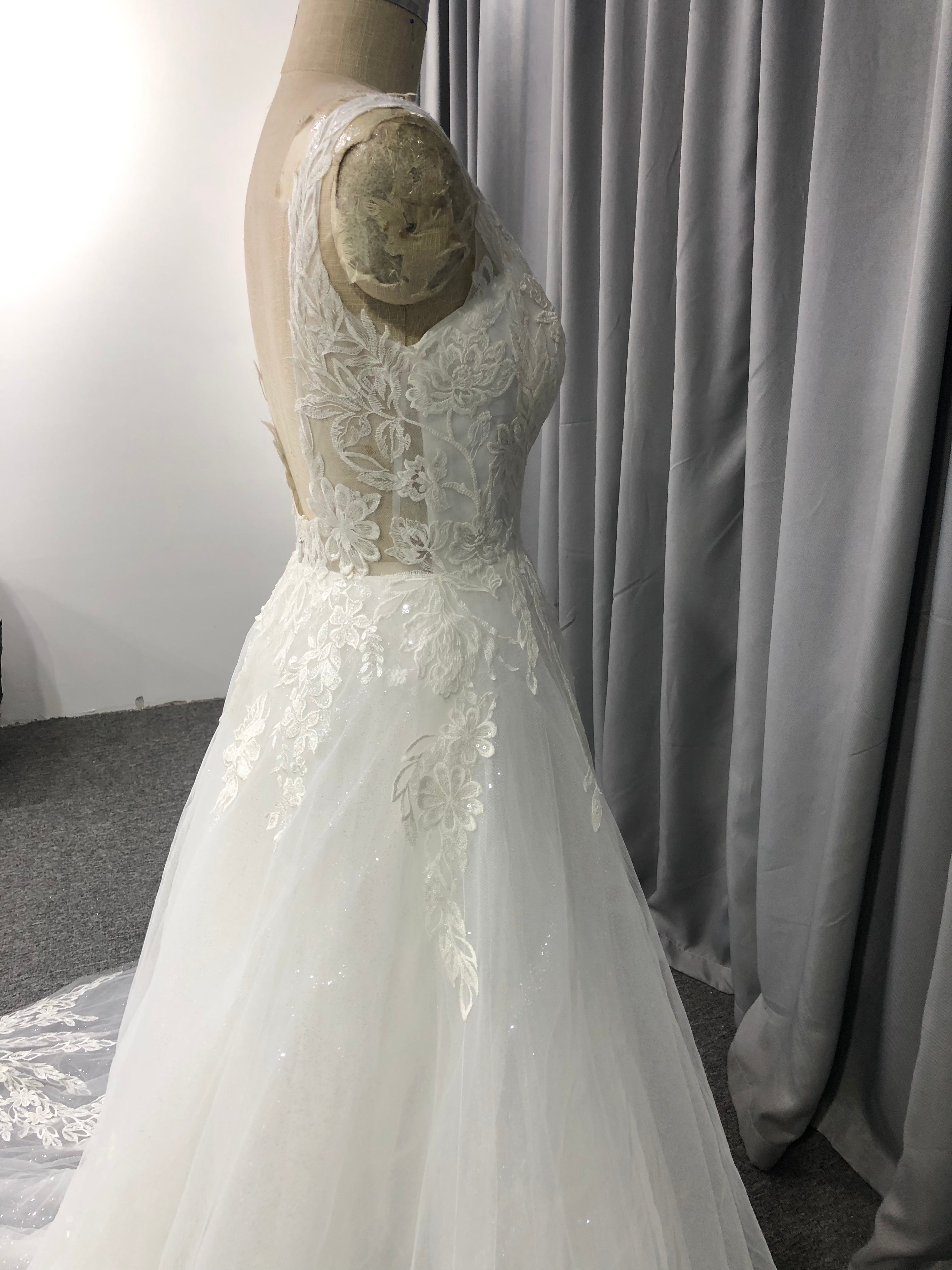 Trapèzes Dentelle Tulle Robes de Mariée Col V sans Manches avec Traîne de Balayage