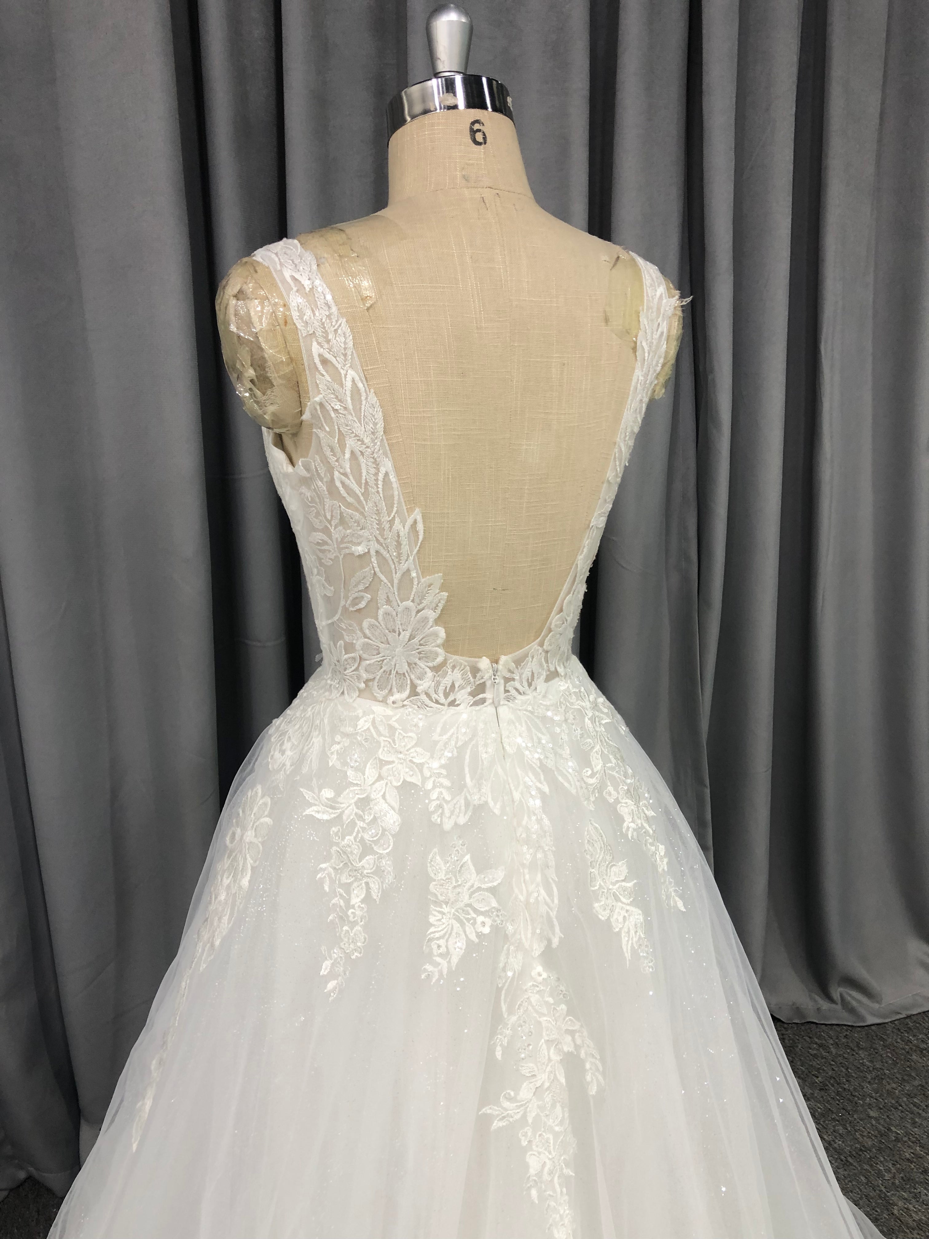 Trapèzes Dentelle Tulle Robes de Mariée Col V sans Manches avec Traîne de Balayage