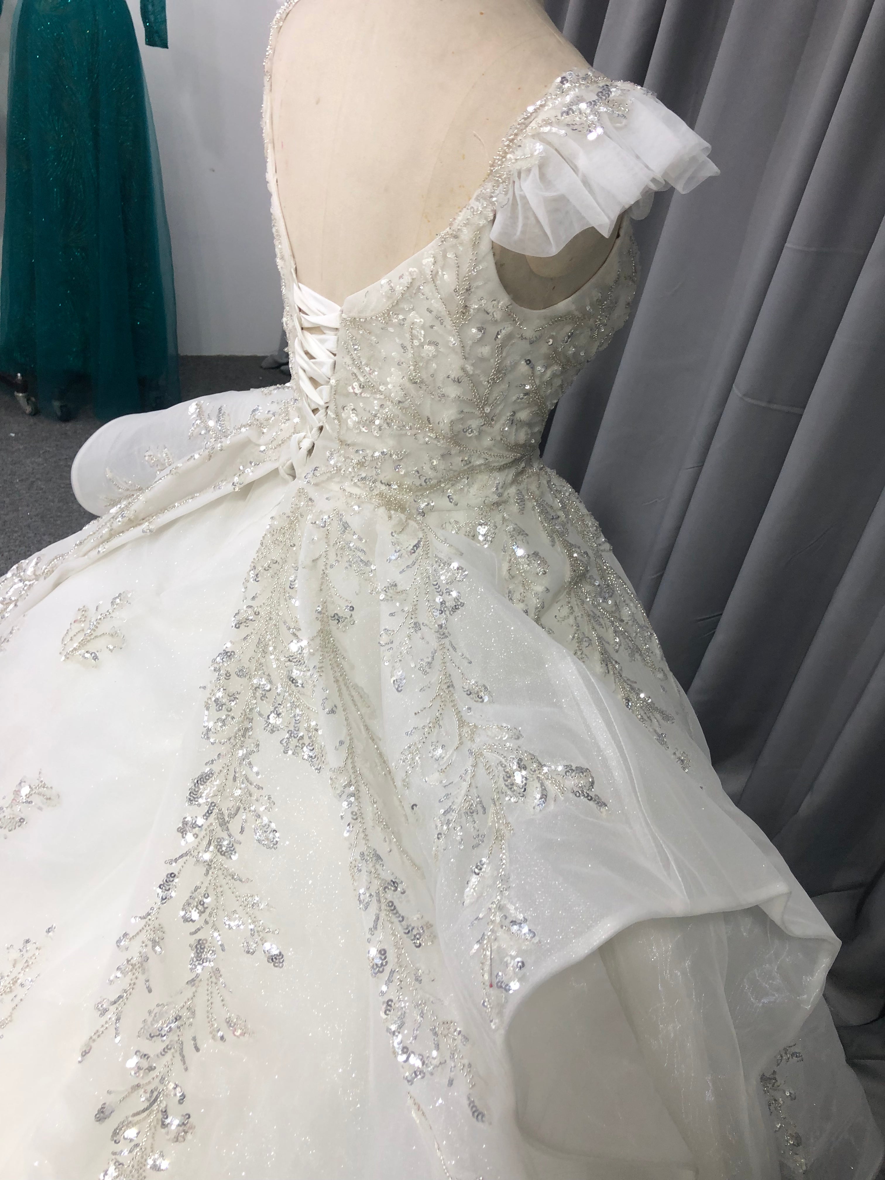 Robe de mariée à Manches Courtes en Organza Pailleté avec Traîne de Balayage