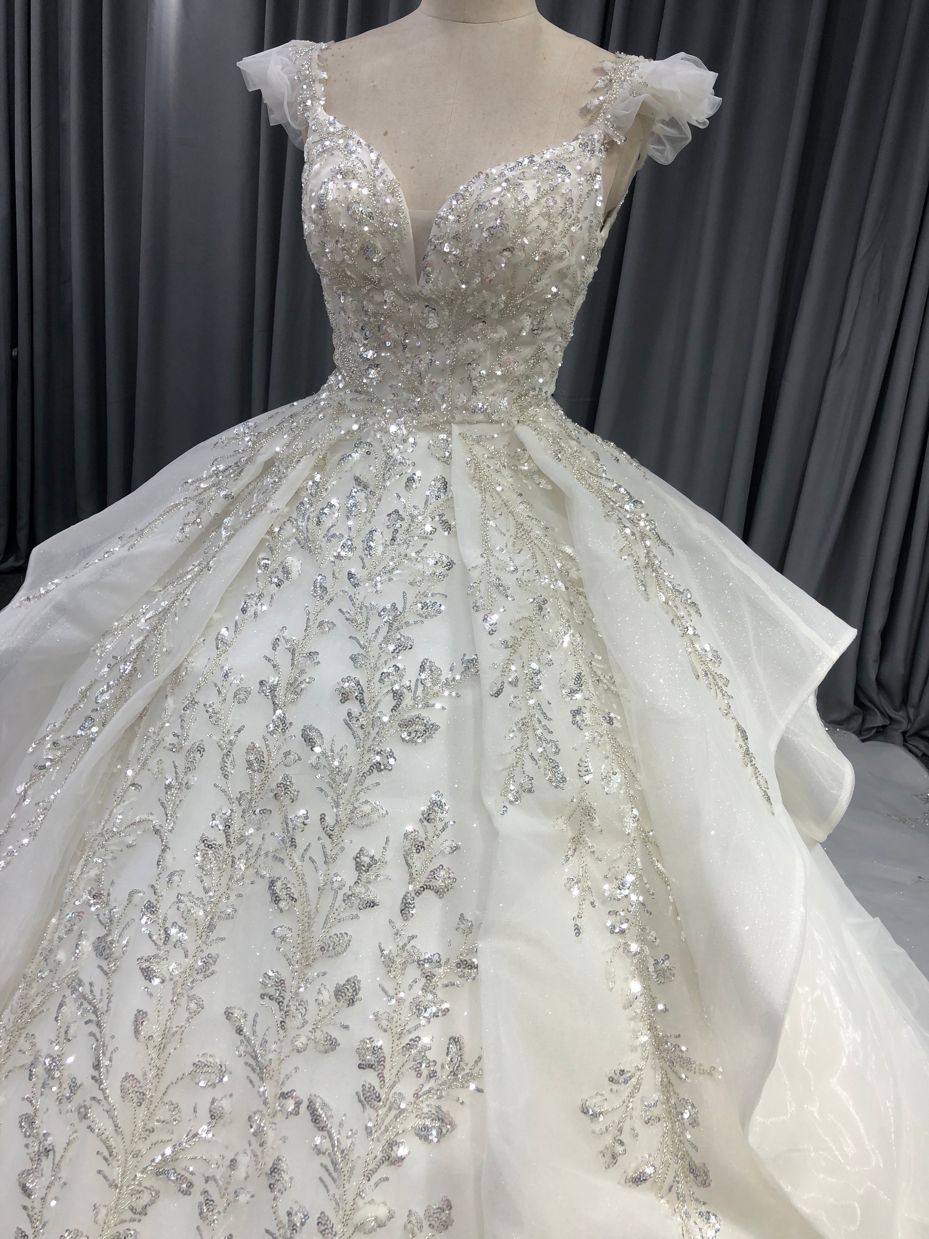 Robe de mariée à Manches Courtes en Organza Pailleté avec Traîne de Balayage