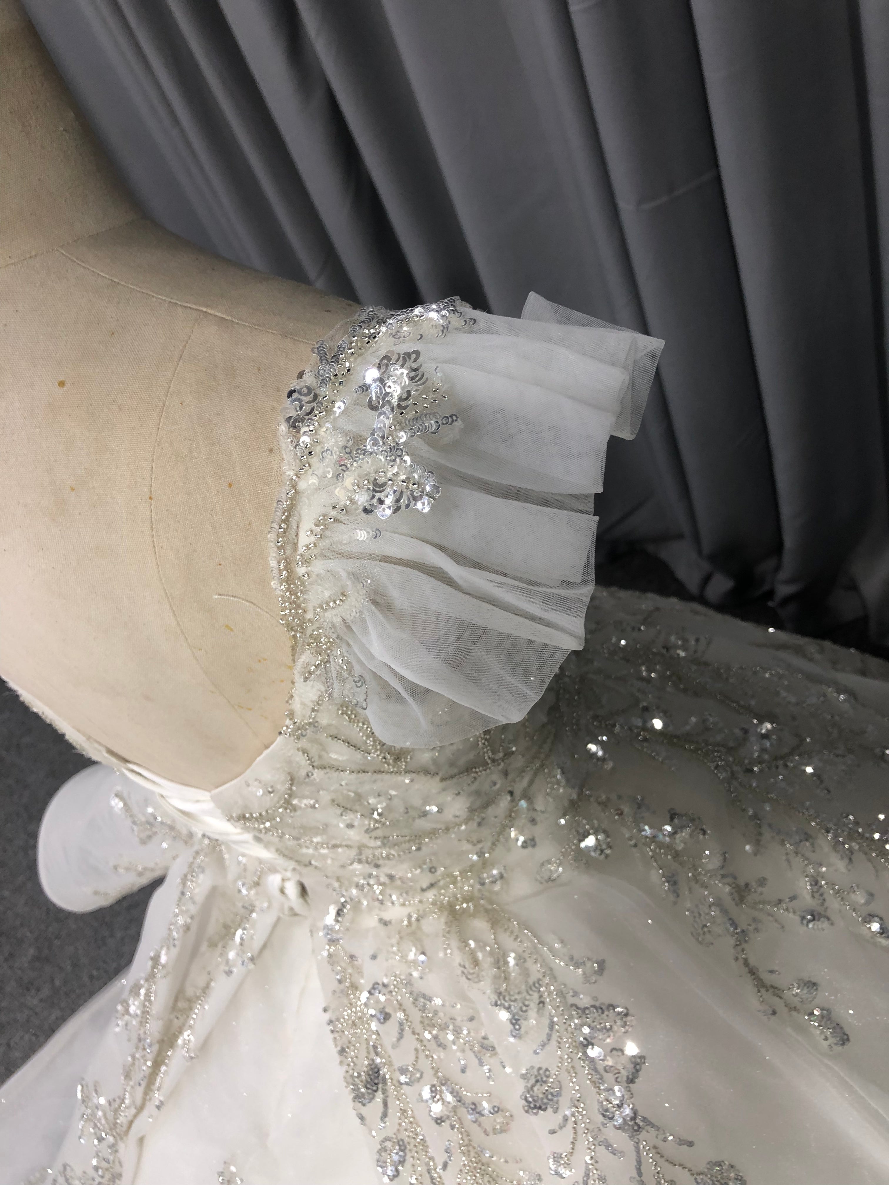 Robe de mariée à Manches Courtes en Organza Pailleté avec Traîne de Balayage