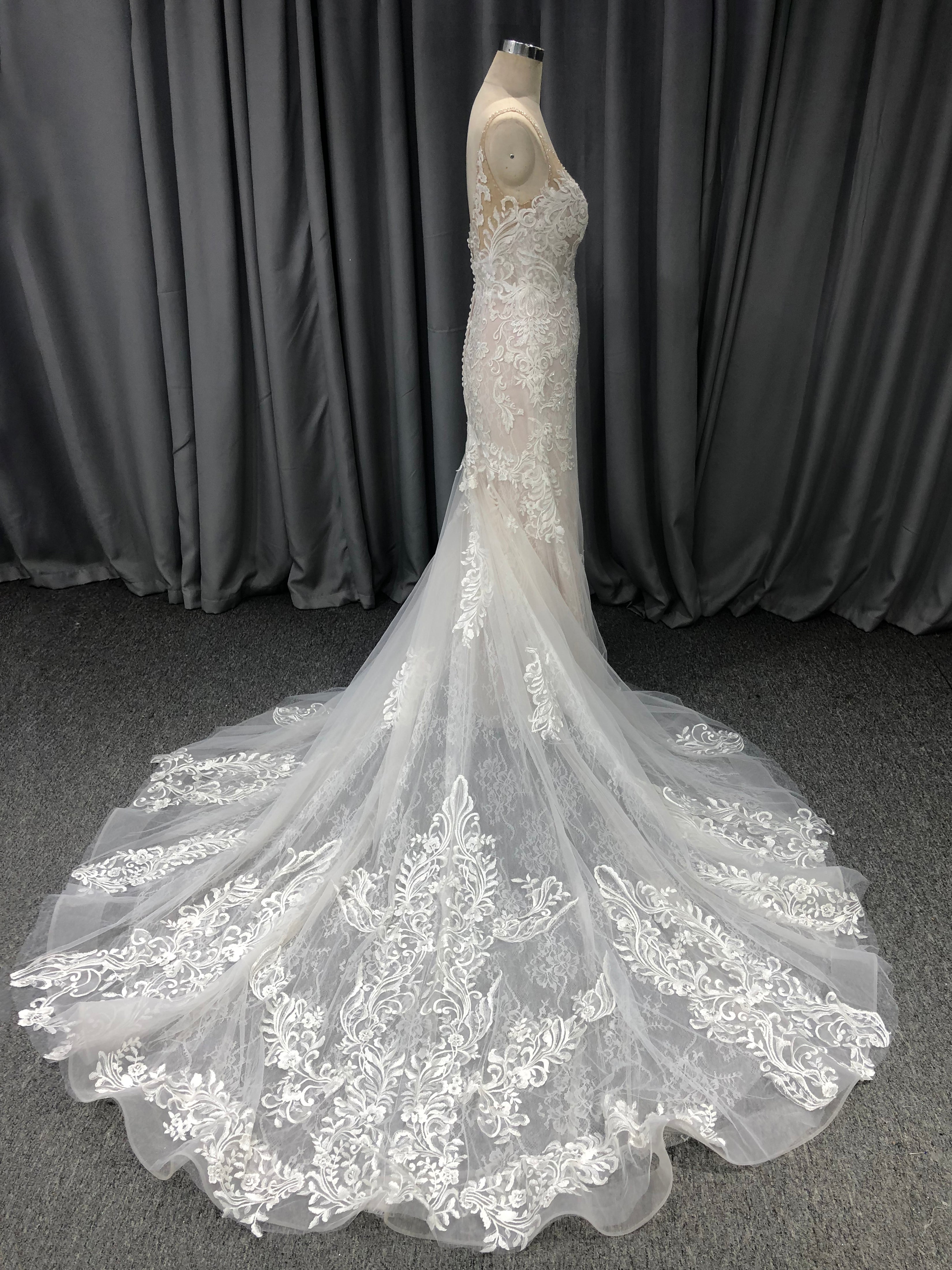 Attrayant Col V Dentelle Robe de Mariée avec la courte traîne