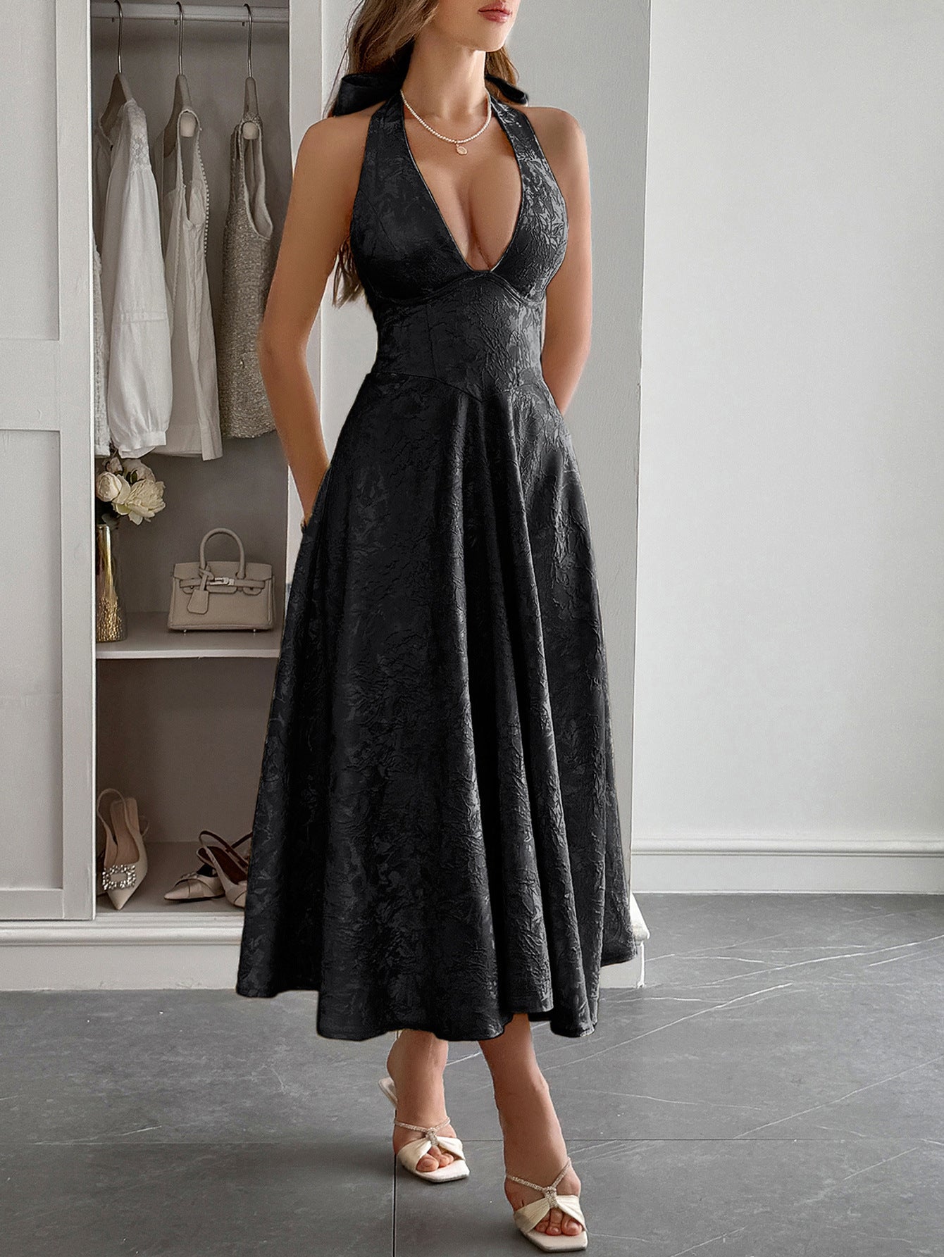 Robe Invitée Mariage Noire Coupe A Encolure Licou Sans Manches avec Lacets