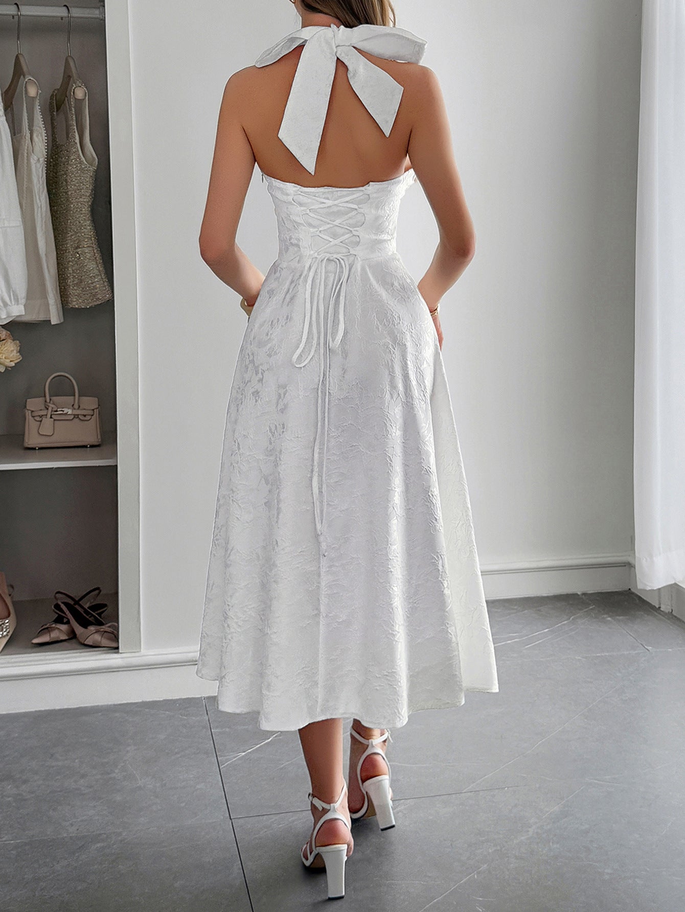 Robe Invitée Mariage BLANC Coupe A Encolure Licou Sans Manches avec Lacets
