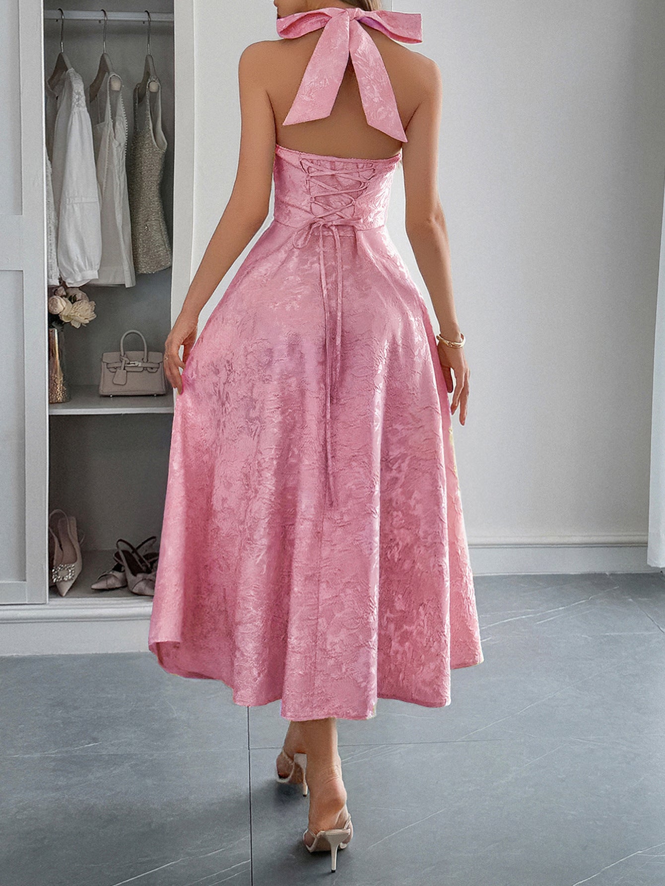 Robe Invitée Mariage Rose Coupe A Encolure Licou Sans Manches avec Lacets