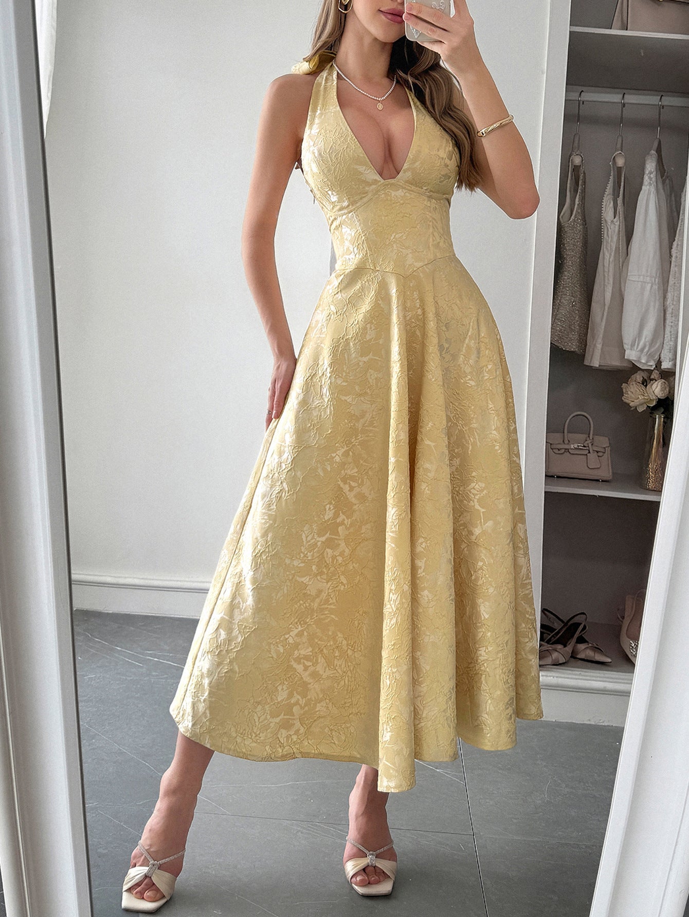 Robe Invitée Mariage JONQUILLE Coupe A Encolure Licou Sans Manches avec Lacets