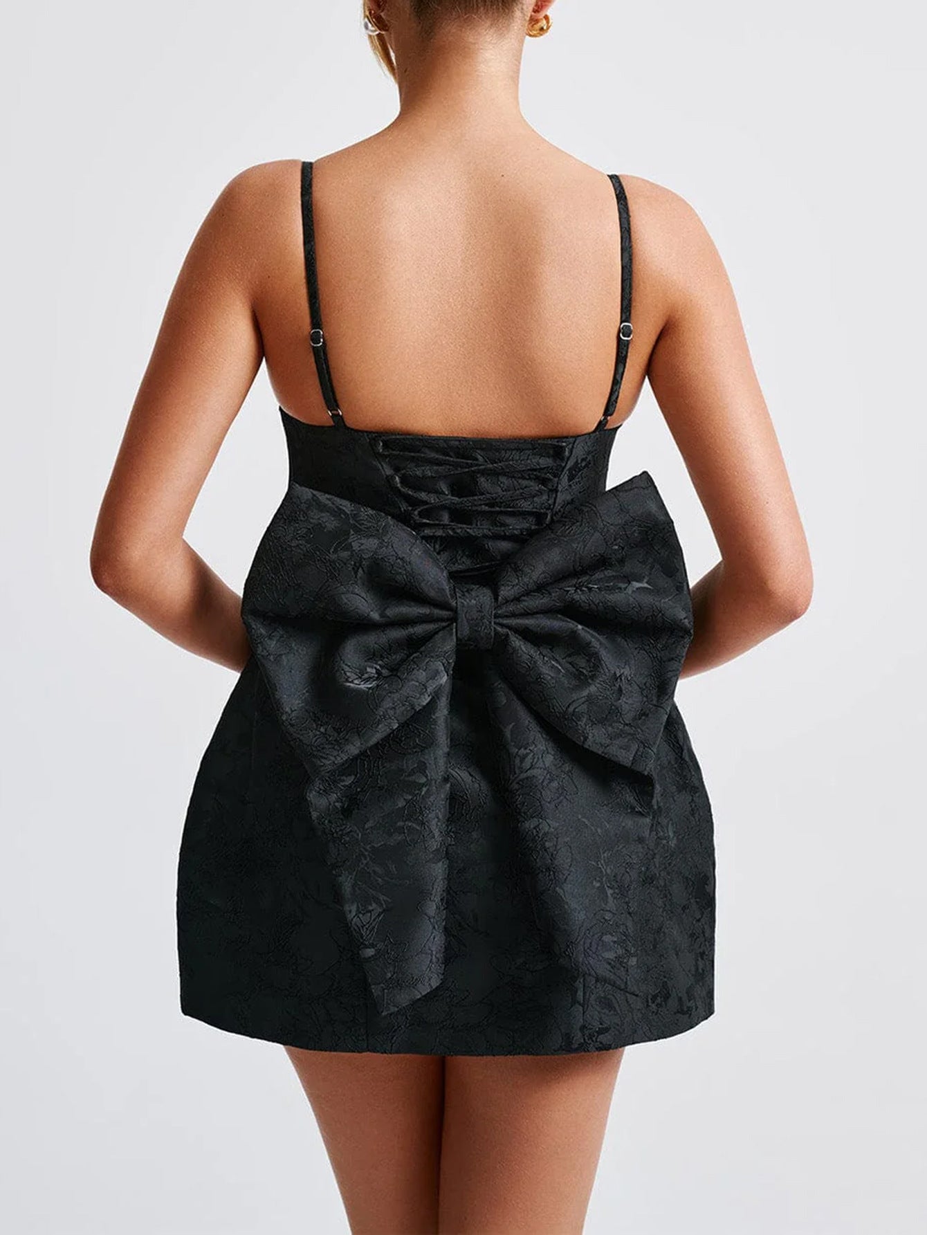 Robe Invitée Mariage Noire Florale à Bretelles Fines Avec Nœud Décoratif